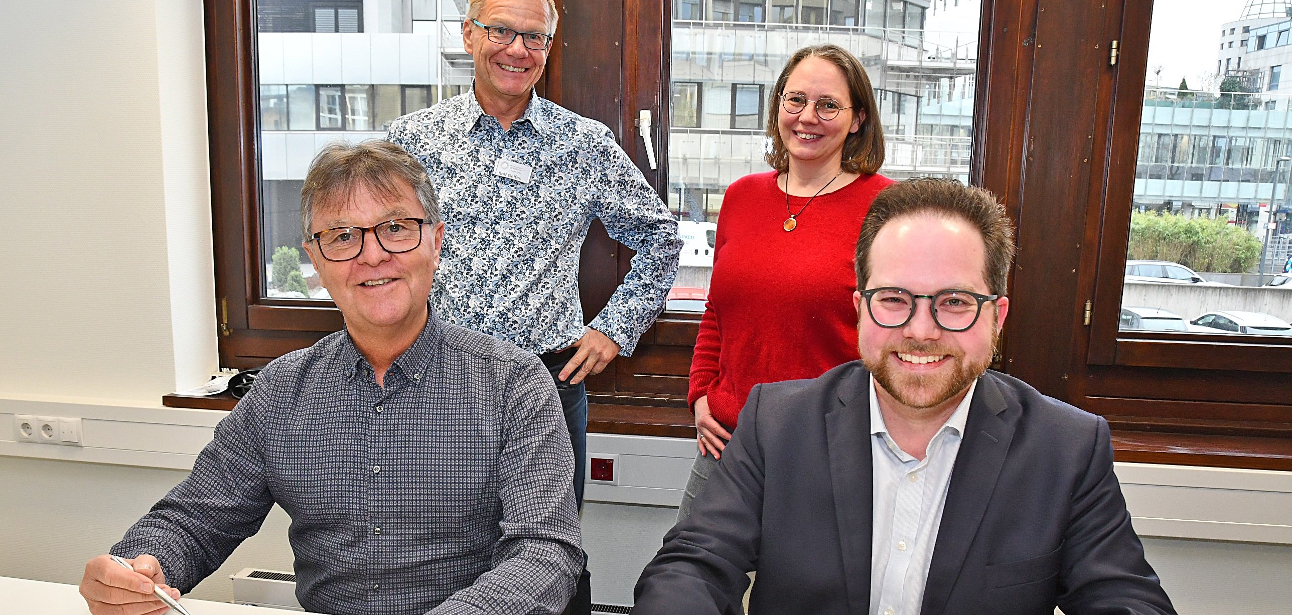 Freuen sich auf rege Beteiligung bei den Workshops: Der Erste Kreisbeigeordnete Pascal Badziong (vorne rechts), Burkhard Nauroth vom Verein „LebensWandel - gemeinsam gestalten e.V.“ (vorne links) sowie GKV-Vertreter Rolf Geifes und Anne Schnütgen von der Kreisverwaltung bei der Unterzeichnung der Kooperationsvereinbarung für das Projekt „Gesund älter werden im Landkreis Mayen-Koblenz“.