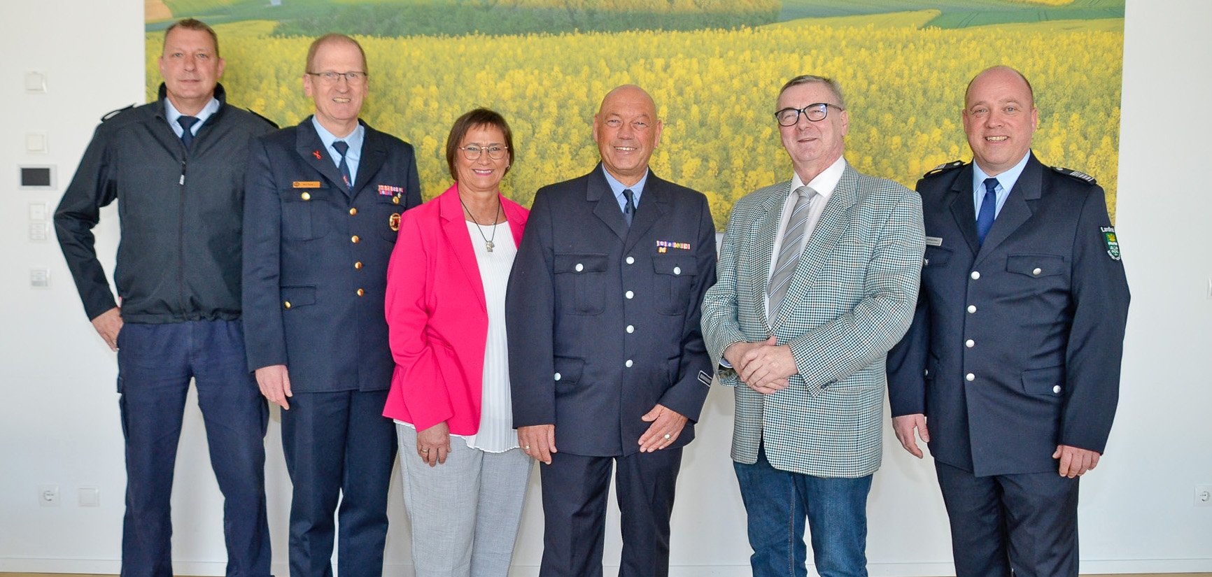Landrat Dr. Alexander Saftig (2.v.r.) verab-schiedete den stellvertretenden Kreis-Gefahrstoffzugführer Heinz-Ulrich Walsdorf (3.v.r.) im Beisein seiner Ehefrau Nicole Walsdorf (3.v.l.), von Brand- und Katastro-phenschutzinspekteur Rainer Nell (2.v.l.) so-wie den stellvertretenden Brand- und Kata-strophenschutzinspekteuren Stefan Voigt (links) und Andreas Faber (rechts) im Rah-men einer Feierstunde im Kreishaus.