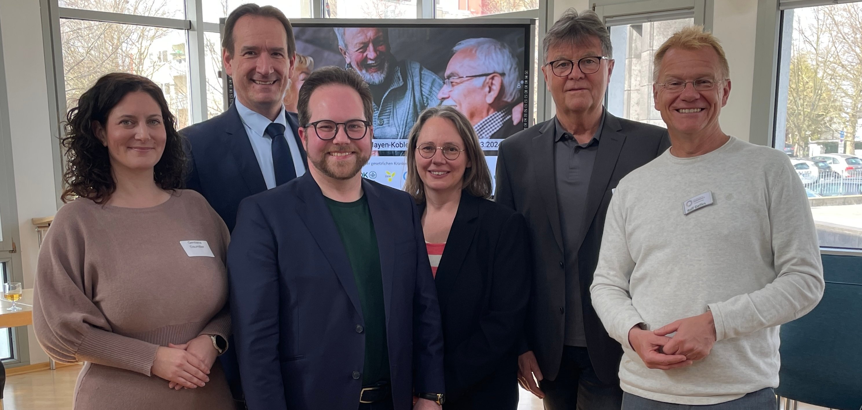 Freuten sich über die rege Teilnahme am ersten Workshop: Der Erste Kreisbeigeordnete Pascal Badziong (3.v.l.), Verbandsgemeindebürgermeister Thomas Przybylla (2.v.l.), GKV-Vertreter Rolf Geifes (rechts), Burkhard Nauroth und Gentiana Daumiller (links) vom Verein „LebensWandel - gemeinsam gestalten“ sowie und Anne Schnütgen von der Kreisverwaltung Mayen-Koblenz. 