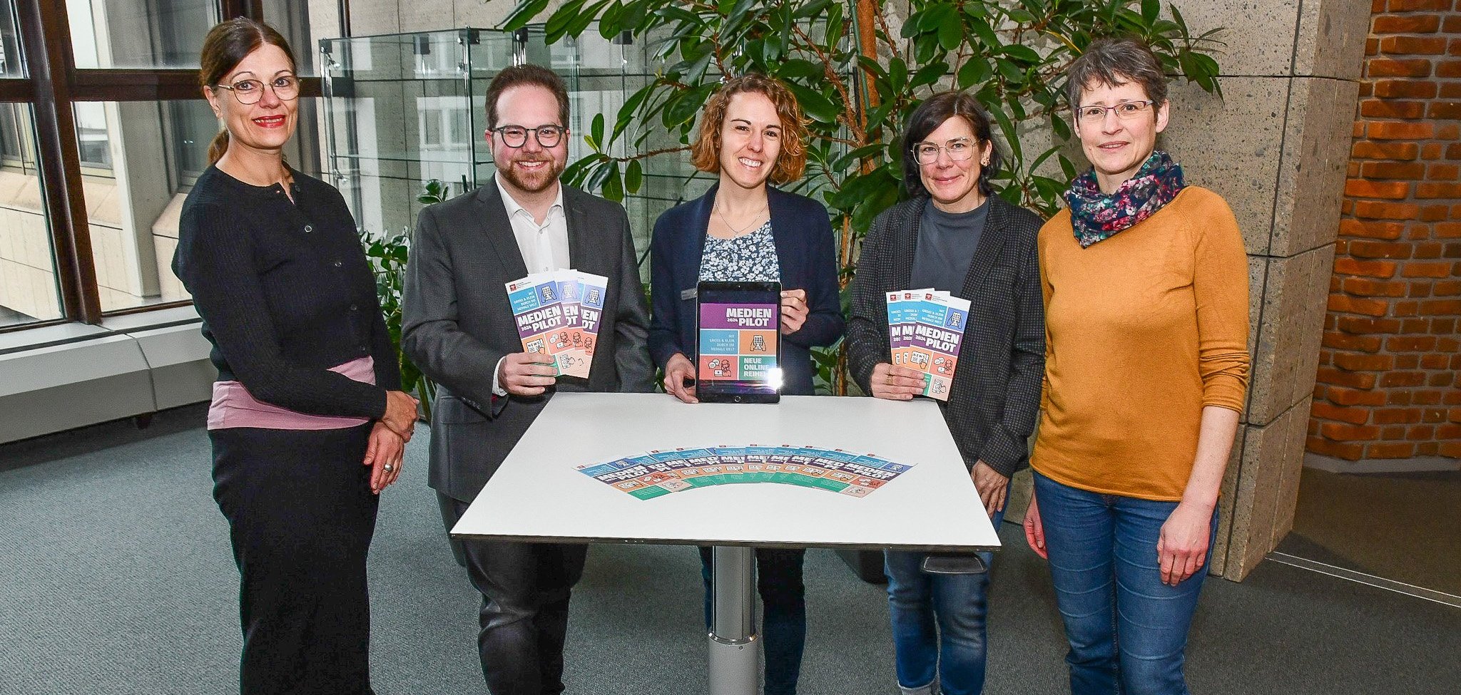 Der Erste Kreisbeigeordnete Pascal Badziong und Sonja Gröntgen (Mitte), Leiterin der Smarten Region MYK10, laden alle Interessierten gemeinsam mit (von links) Sabine Prüstel von der Familienbildungsstätte Andernach, Melanie Hellmann von der Familienbildungsstätte Mayen und Susanne Schwandt von der Familienbildungsstätte Koblenz zur kostenfreien Online-Veranstaltungsreihe „Mit Groß und Klein durch die mediale Welt“ ein. 