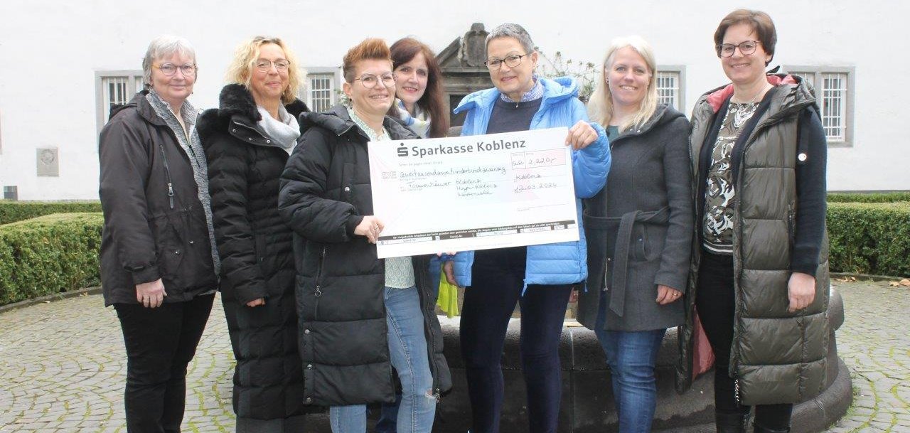 Die Spende in Höhe von 2.220 Euro wurde an den Förderverein des Frauenhauses Koblenz übergeben. 