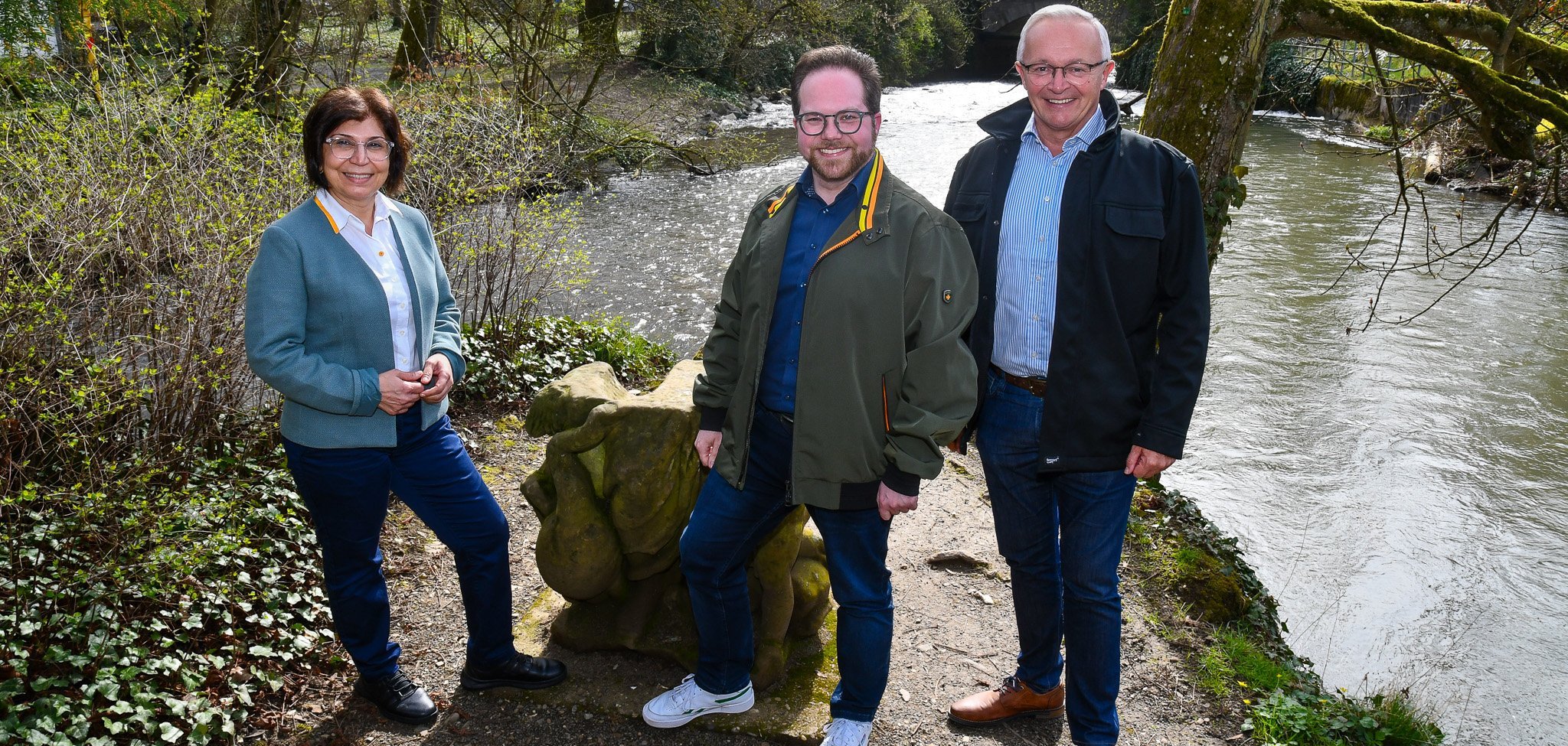 Der Erste Kreisbeigeordnete Pascal Badziong (Mitte), Achim Hallerbach, Landrat des Landkreises Neuwied, und Zeynep Begen, Ehrenamtliche Beigeordnete der Stadt Bendorf, kamen anlässlich des Weltwassertages an der Mündung des Brexbachs in den Saynbach zusammen, um über Hochwasserschutz zu sprechen. 