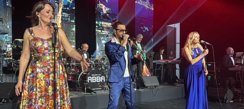 „Noble Composition“, eine der bekanntesten Tanz-Gala-Bands Europas, lockte die Tanzpaare immer wieder zu Klängen aus den Bereichen Swing, Pop-Rock, Oldies und Soul bis hin zu aktuellen Chart-Hits aufs Parkett. 