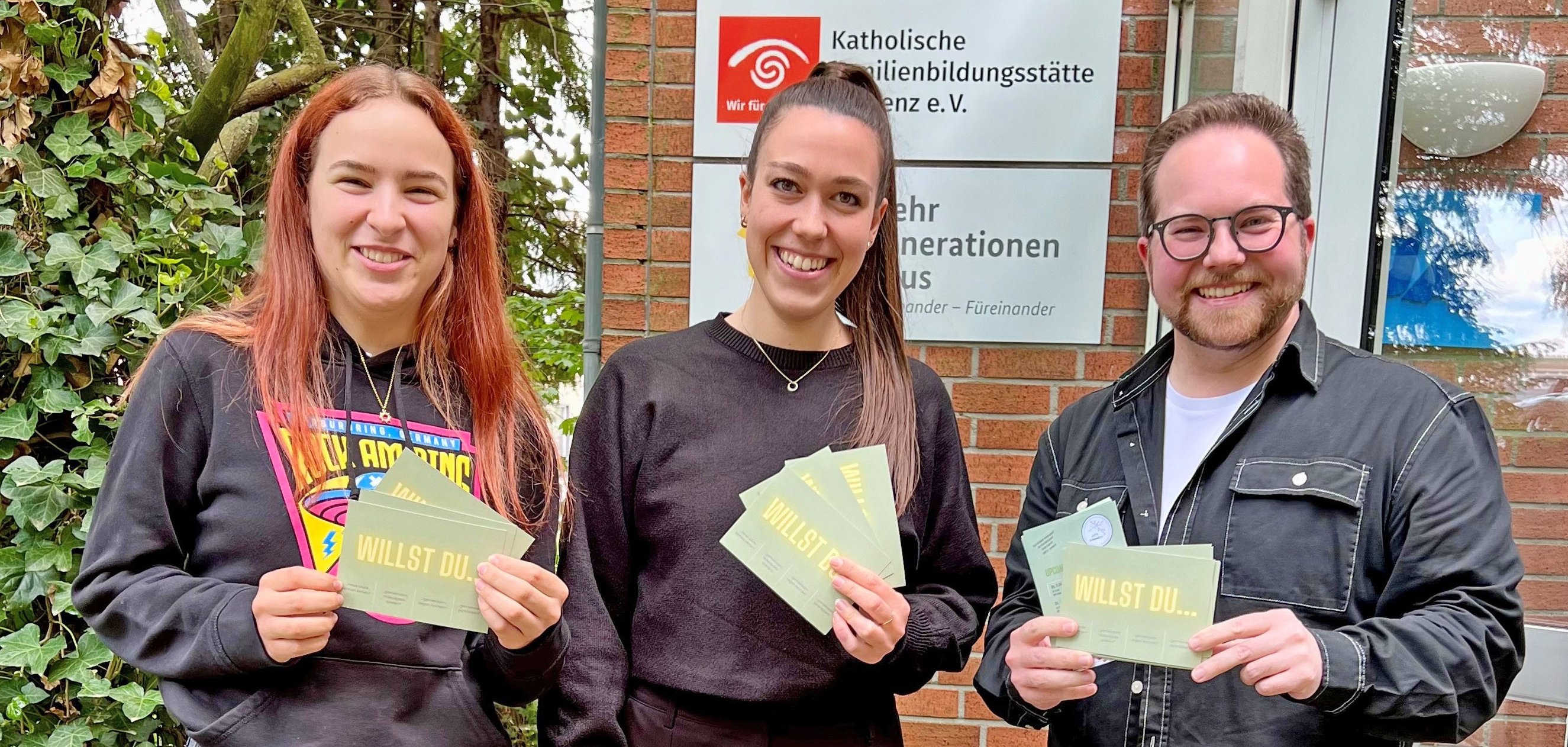 Der Erste Kreisbeigeordnete Pascal Badziong besuchte die Initiatorinnen von „Let’s connect!“, Anika Zentner (links) und Alicia Kranz, in der Katholischen Familienbildungsstätte Koblenz. 