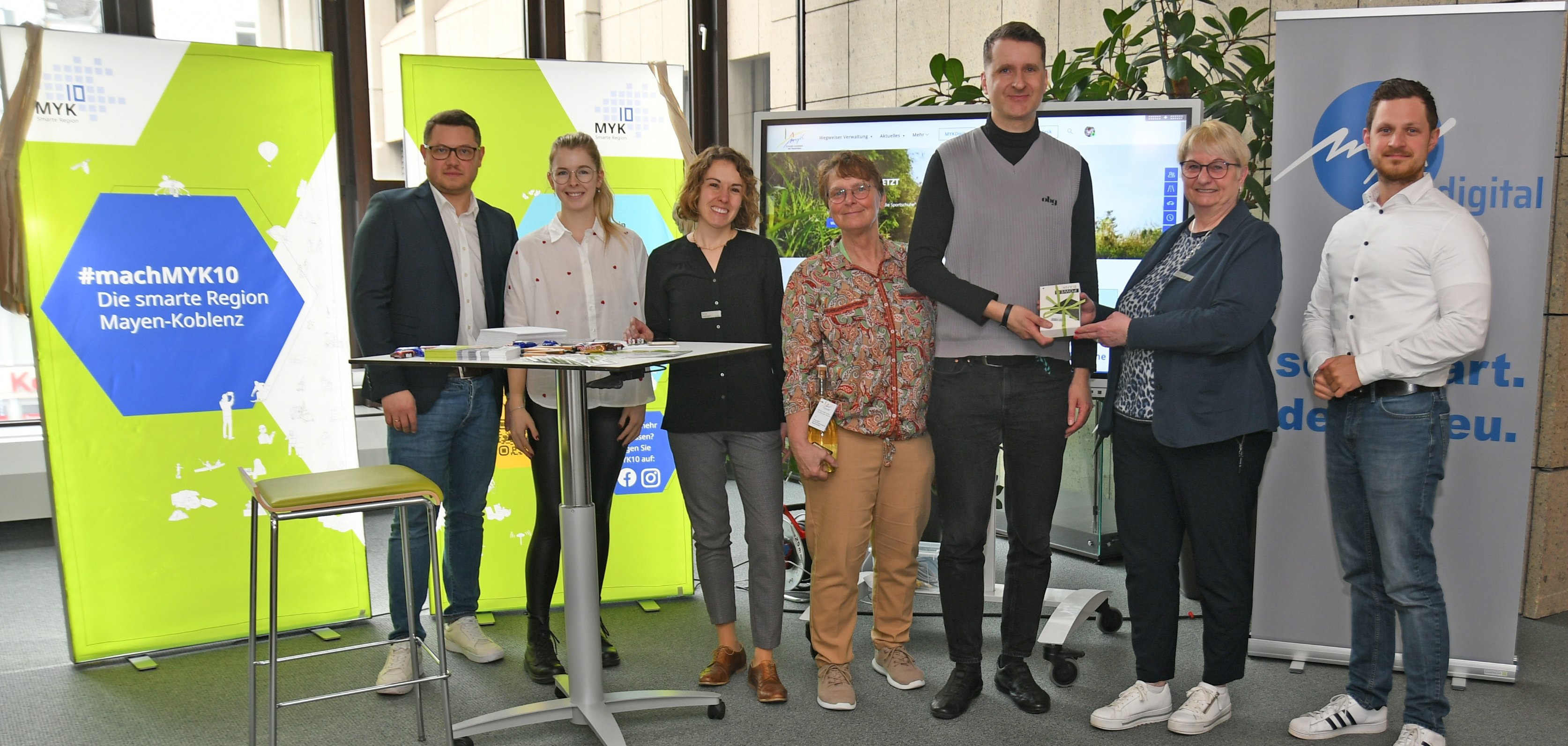 V.l.n.r.: Dimitrij Anton von der Stabstelle Smart Cities, Sarah Brück von der Koordinierungsstelle Digitalisierung (KoDig), die Digitalisierungsbeauftragte Sonja Gröntgen von der Stabsstelle Smart Cities, Personalratsvorsitzende Heike Breitbach, Preisträger und Mitarbeiter der IT-Abteilung Frederik Enders, Büroleiterin Petra Kretzschmann und Tobias Querbach von der KoDig bei der Siegerehrung zum Ideenwettbewerb um die Umbenennung der "Digitalen Sprechstunde" im Kreishaus. 