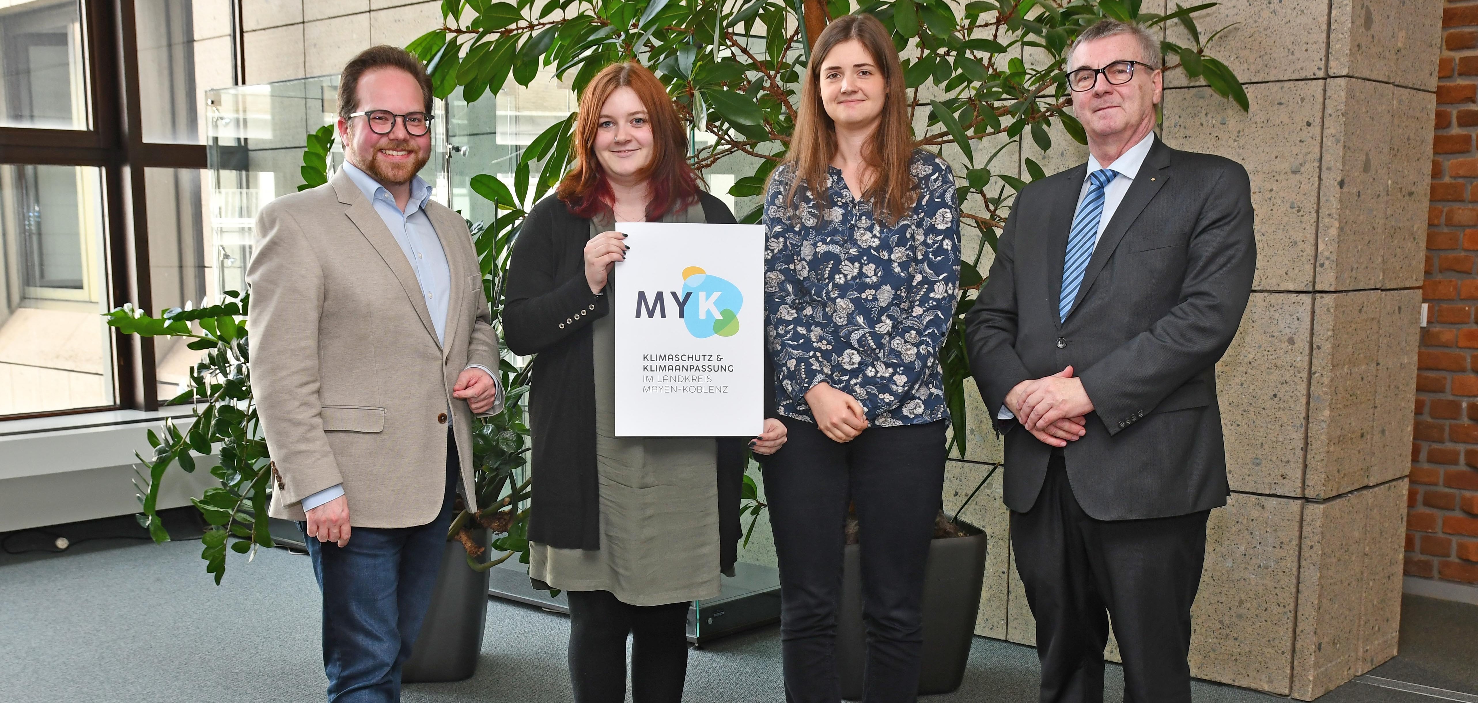 Landrat Dr. Alexander Saftig (rechts) begrüßte die beiden Klimaanpassungsmanagerinnen Julia Simon (2.v.r.) und Carina Nikolay gemeinsam mit dem Ersten Kreisbeigeordneten Pascal Badziong im Kreishaus. 