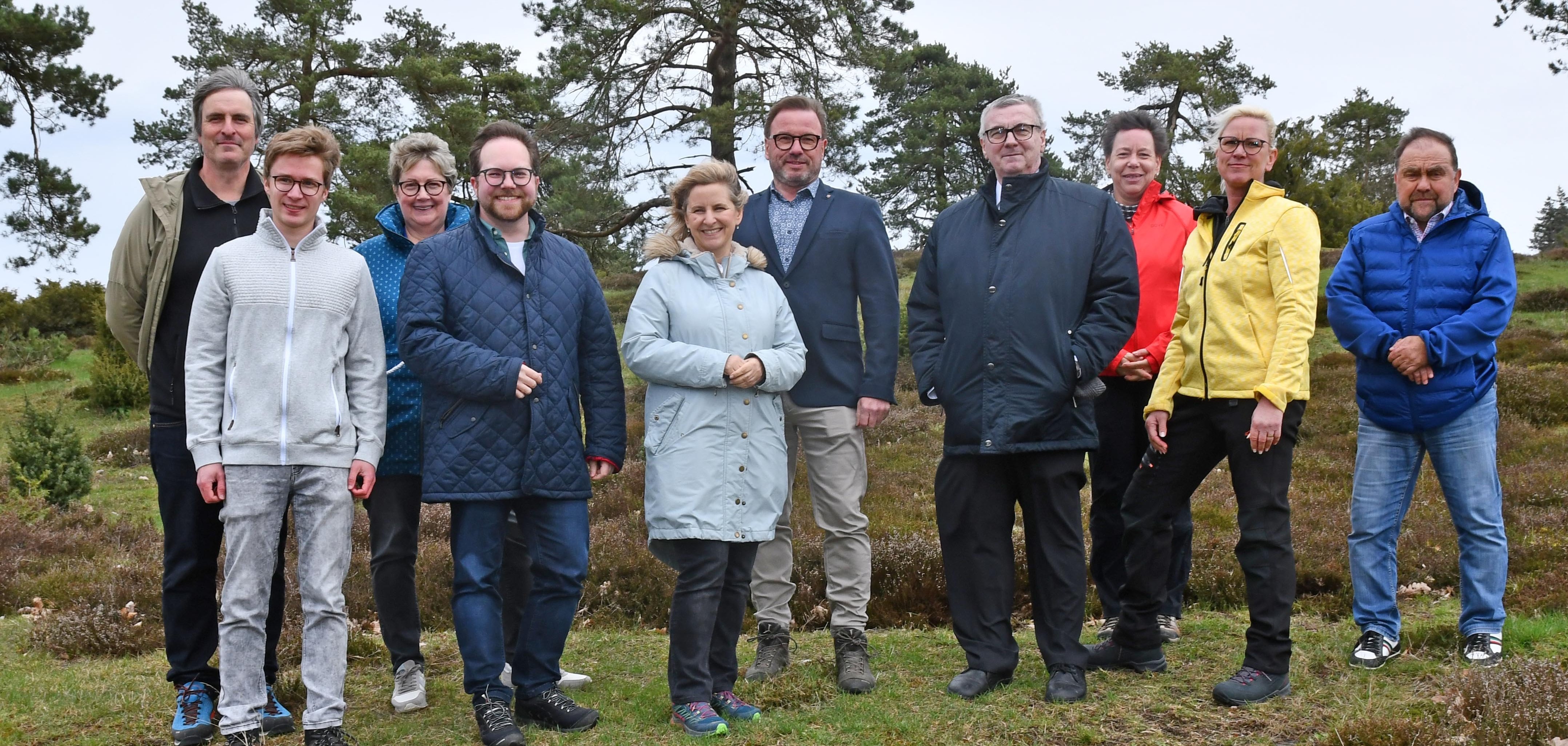 Landrat Dr. Alexander Saftig (4.v.r) besuchte gemeinsam mit der Klimaschutzministerin Katrin Eder (5.v.l.), dem SGD-Präsidenten Wolfgang Treis (5.v.r.) und dem Vorsitzenden der Stiftung sowie Ersten Kreisbeigeordneten Pascal Badziong (4.v.l.) die Wacholderheiden in Langscheid. 
