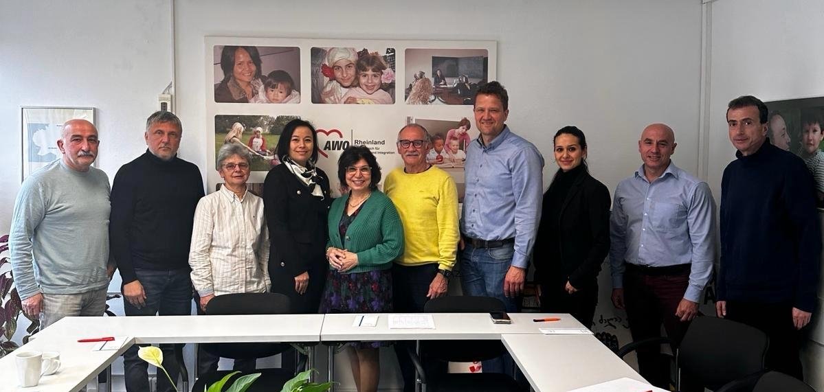 Die Vorsitzende des BMI Mayen-Koblenz, Zeynep Begen (5.v.l.) besuchte gemeinsam mit dem stellvertretenden Vorsitzenden des BMI Ernst Einig (6.v.l.), Beiratsmitglied Marie-Odile Ronez (3.v.l.) und dem Flüchtlingskoordinator der Kreisverwaltung Mayen-Koblenz, Michael Kock (4.v.r.), die Abteilung für Migration und Interkulturelle Öffnung der Arbeiterwohlfahrt Rheinland. 