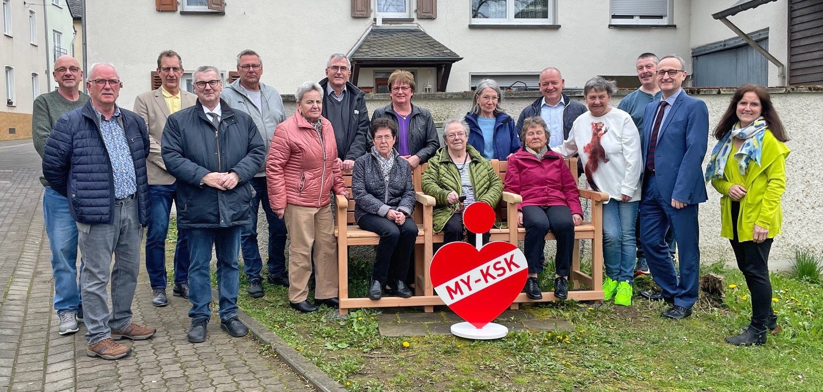 Landrat Dr. Alexander Saftig (vorne 2.v.l.), Projektleiterin „Bewegung in die Dörfer“ Lea Bales (rechts) und stellvertretendes Vorstandsmitglied der Kreissparkasse Mayen, Udo Lohner (2.v.r.) haben jüngst die Seniorenbank an die Ortsgemeinde Ruitsch übergeben. 