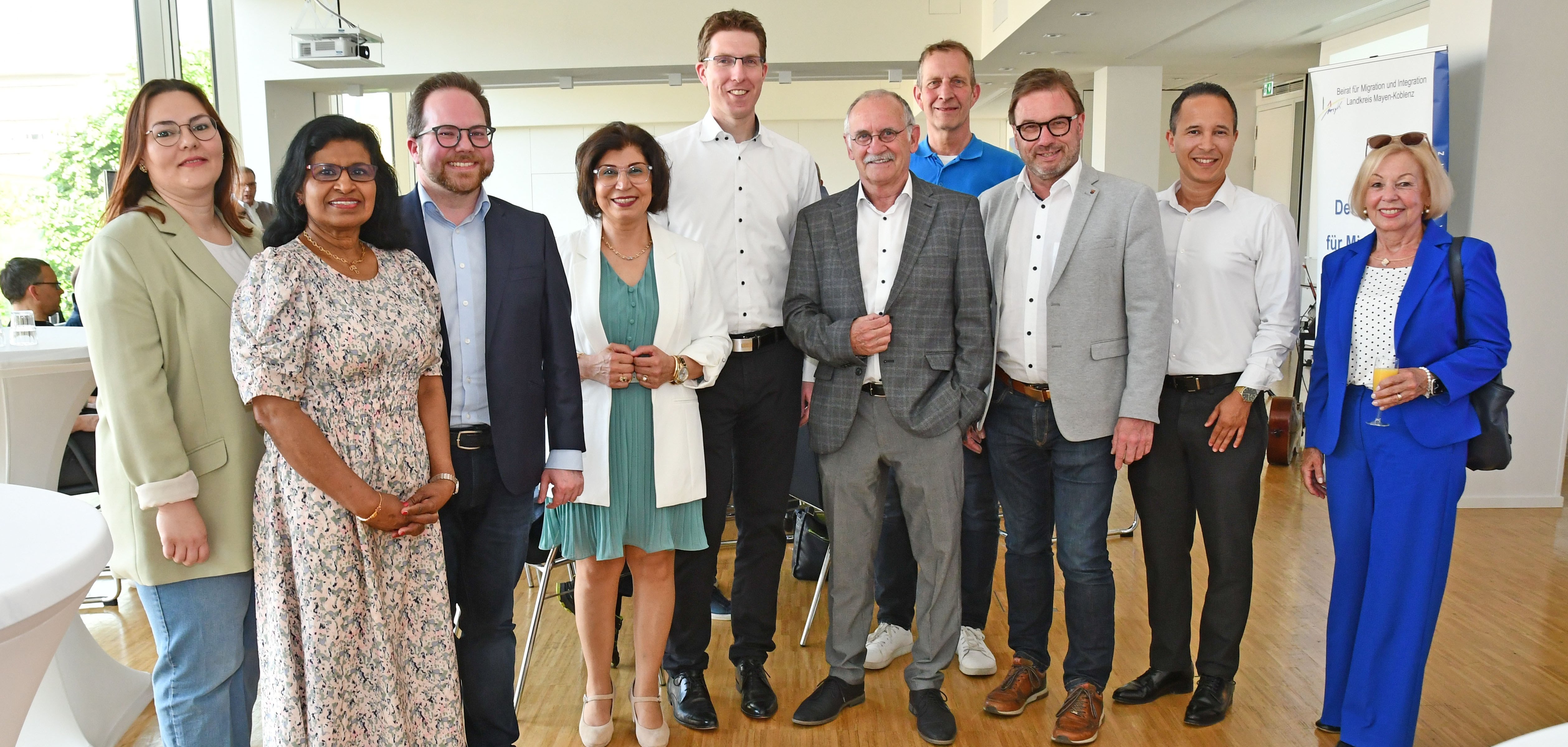 Der Erste Kreisbeigeordnete Pascal Badzi-ong (3.v.l.) lud gemeinsam mit der Vorsitzen-den Zeynep Begen (4.v.l.) zum traditionellen Frühjahrsempfang des Beirats für Migration und Integration ein.