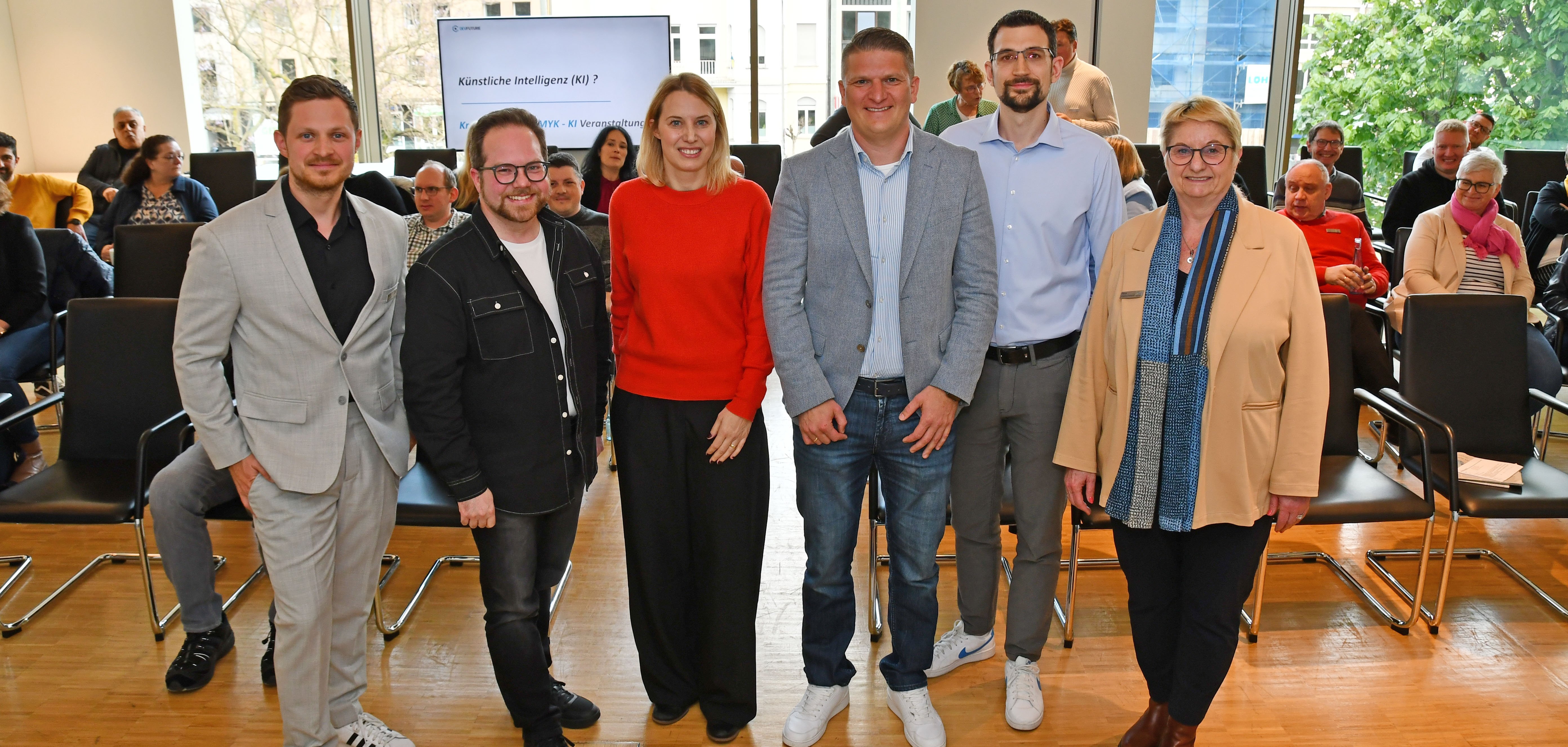 Der Erste Kreisbeigeordnete Pascal Badziong (vorne, 2.v.l.), Büroleiterin Petra Kretzschmann (rechts), Tobias Querbach von der Koordinierungsstelle Digitalisierung (links) und Henriette Smalla von der Stabstelle Smart Cities gemeinsam mit den Gastrednern zum Thema KI Eugen Schäfer (3.v.r.) und Thorsten Kram vom Bendorfer Unternehmen DevFuture.