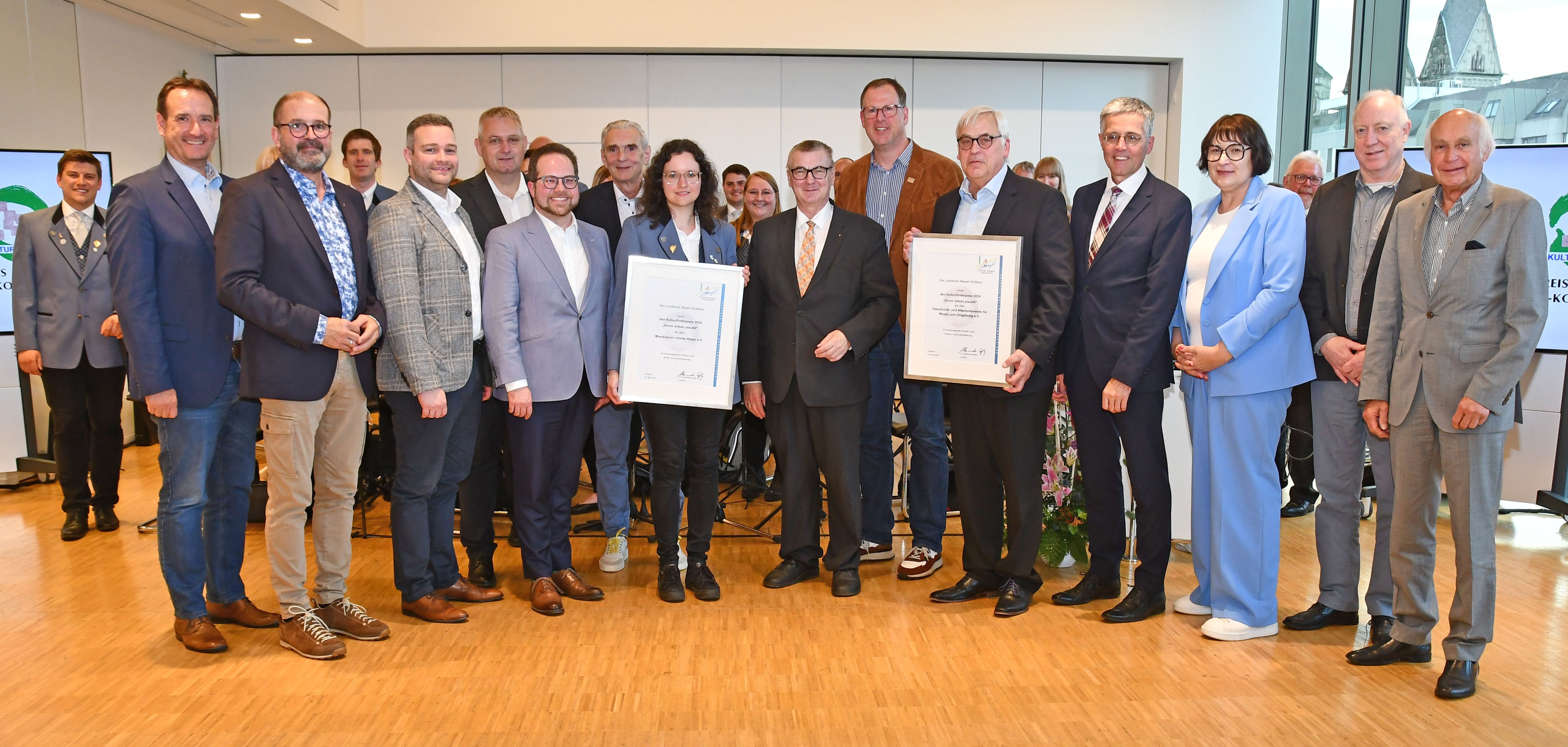 Die Preisträger gemeinsam mit Landrat Dr. Alexander Saftig (7.v.r.) und dem Ersten Kreisbeigeordneten Pascal Badziong (5.v.l.) sowie Vertretern der kommunalen Familie und der Sparkassen. 