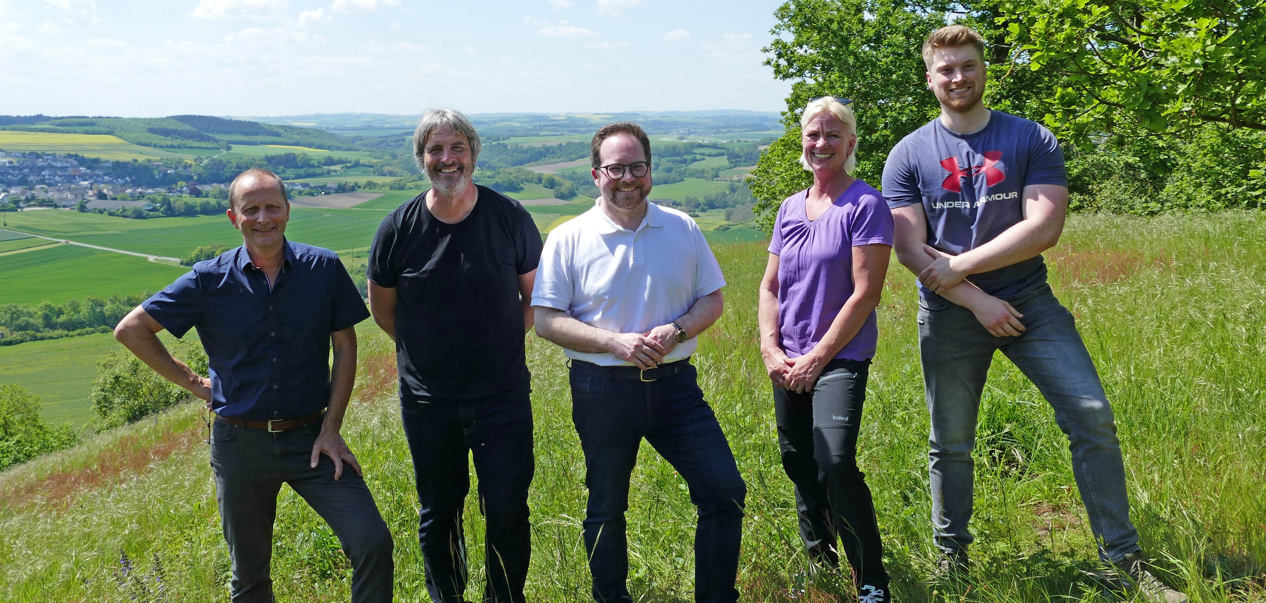 Regelmäßig macht sich der Erste Kreisbeigeordnete und Vorsitzende der Stiftung für Natur und Umwelt Pascal Badziong (Mitte) ein eigenes Bild von den Entwicklungen der Naturschutzgebiete in MYK. Gemeinsam mit dem Biologen Jörg Hilgers (2.v.l.), der Geschäftsstellenleiterin der Stiftung Tanja Stromberg (2.v.r.) und dem AZV-Geschäftsführer Frank Diederichs (links) besuchte Badziong einmal mehr den Michelberg. 