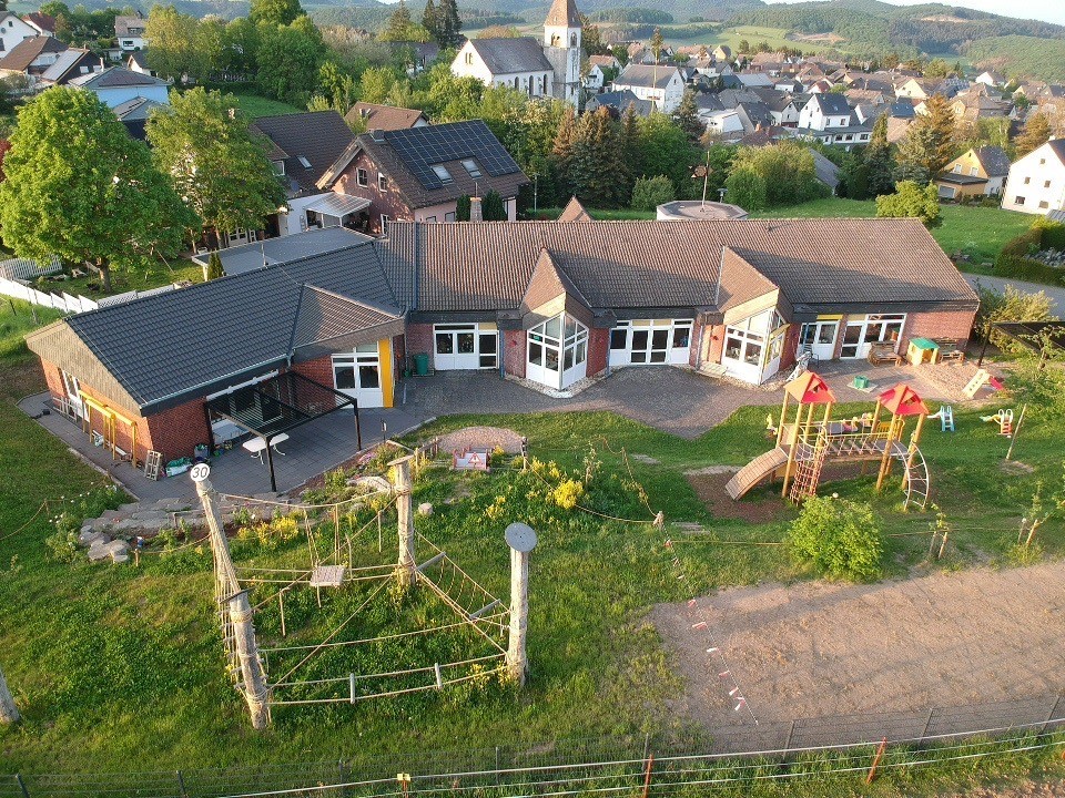 Drohnenaufnahme der Kita Kirchwald. 