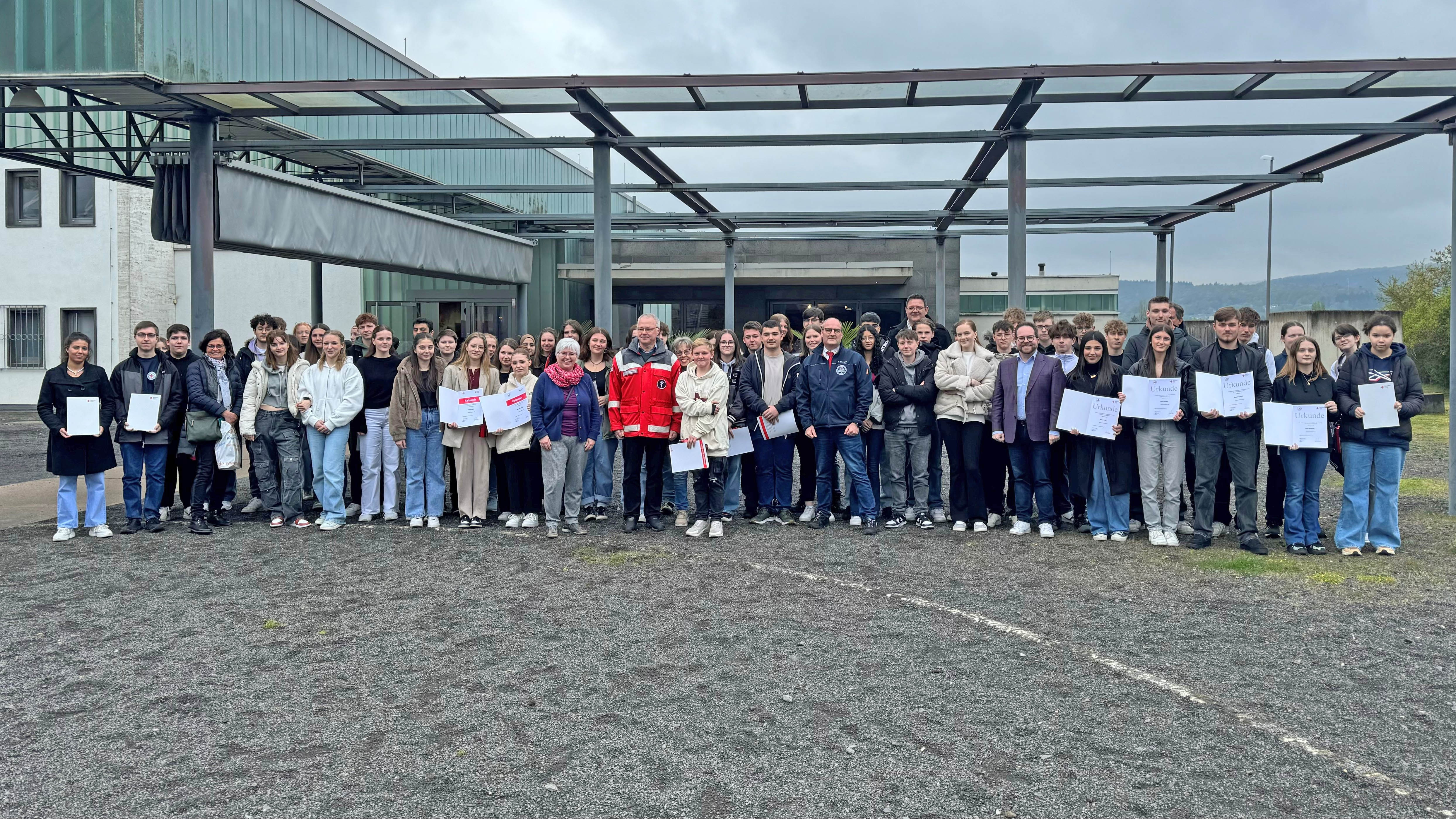 Der Erste Kreisbeigeordnete Pascal Badziong dankte den Schulsanitätern für ihr Engage-ment und ihren Einsatz