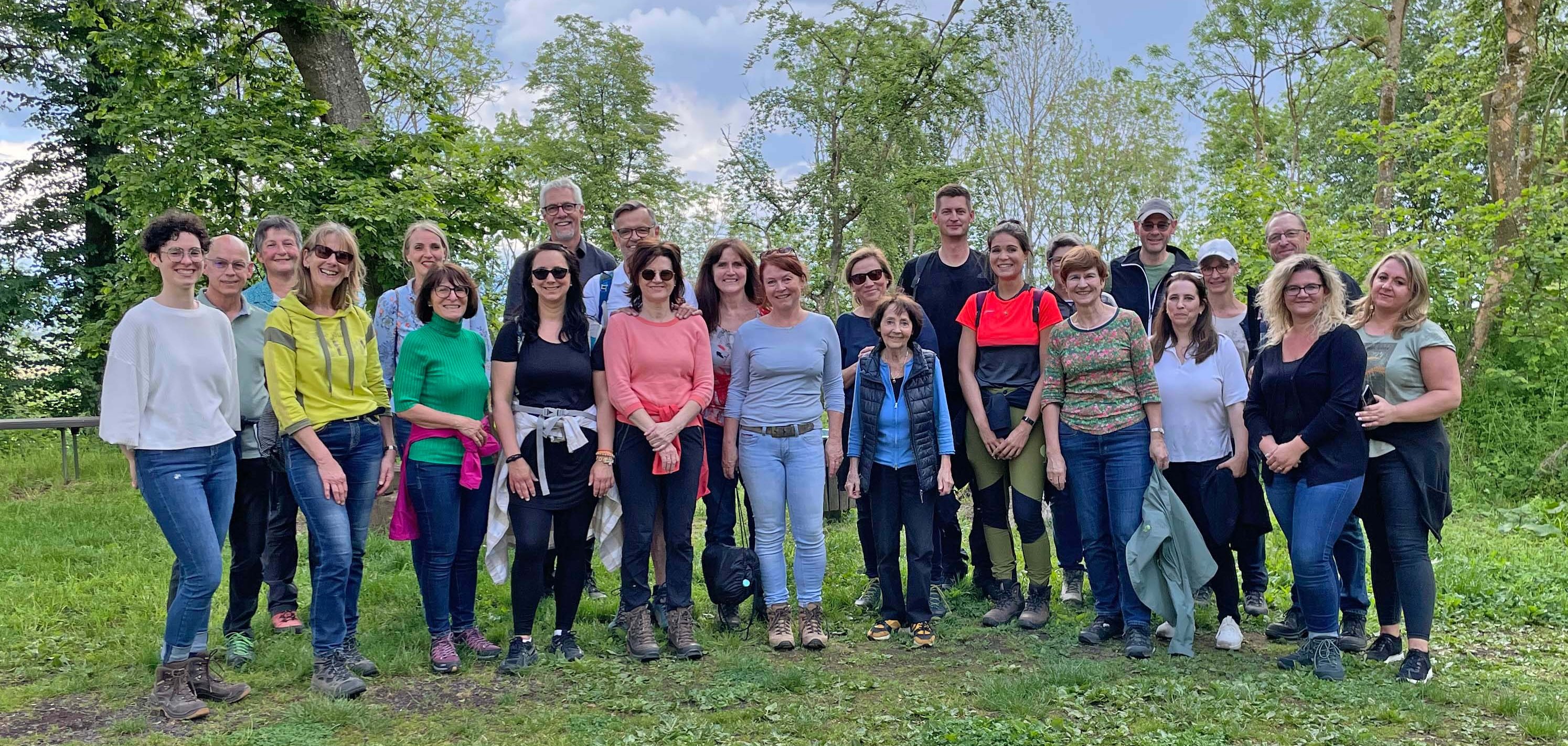 Bei einem bewegten „Netzwerktreffen“ der Fachkräfte-Allianz Mayen-Koblenz tauschten sich Unternehmen aus dem Landkreis bei einer Wanderung zur Marienkapelle auf dem Karmelenberg zum Thema betriebliches Gesundheitsmanagement aus. Alle Teilnehmer haben die intensive Gespräche sichtlich genossen und konnten viele neue Impulse für ihre Arbeit im Bereich betriebliches Gesundheitsmanagement mitnehmen.