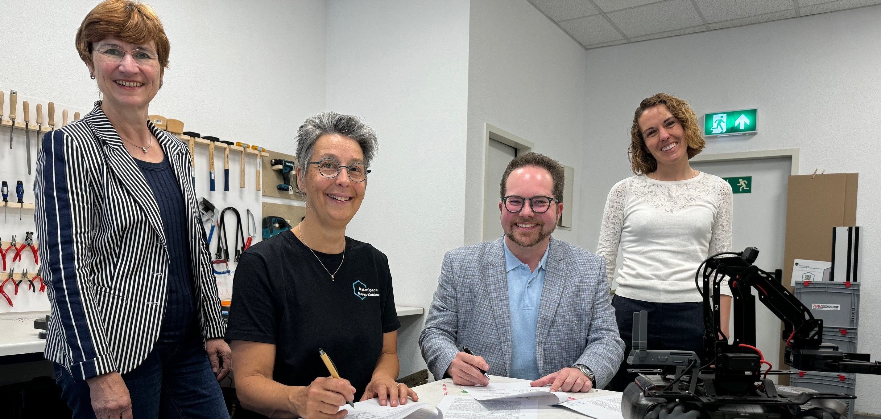 Freuen sich über die Weiterleitung der Fördermittel (v.l.n.r.): Rita Emde, Prokuristin Wirtschaftsförderungsgesellschaft am Mittelrhein, Hauptgesellschafterin MakerSpace MYK Eva Pfitzner, der Erste Kreisbeigeordnete Pascal Badziong und CDO des Landkreises Sonja Gröntgen. 