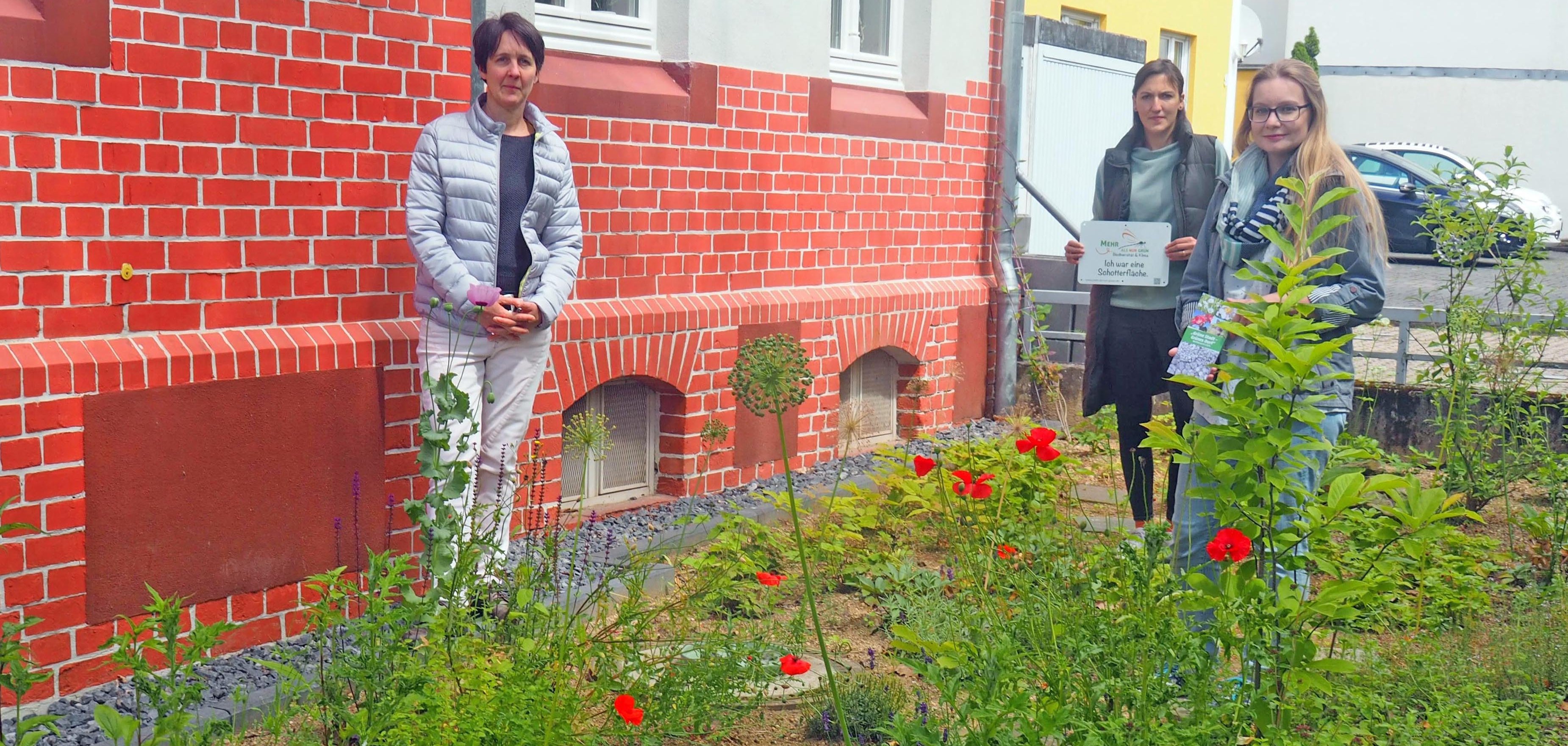 Ein Musterbeispiel aus dem Vorjahr: Claudia Braun (links) von der Stadtverwaltung Bendorf, Projektteilnehmerin Victoria Reuter (Mitte) und Lina Jaeger von der IUB im Vorgarten der Familie Reuter aus Bendorf, die diesen von einer Schotterwüste in ein Blumenbeet verwandelt hat. 