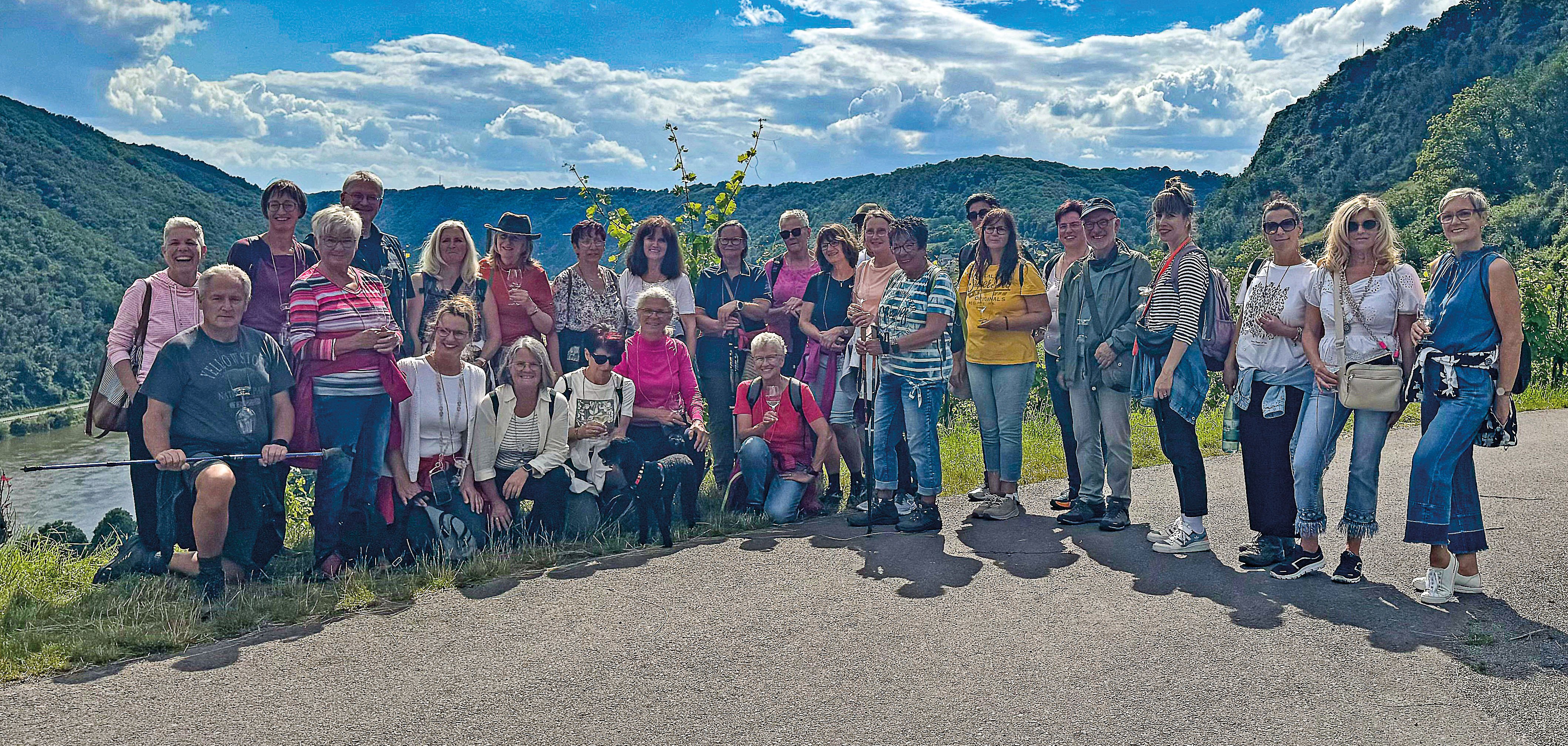 50 Bewegungsbegleiter aus Mayen-Koblenz tauschten sich bei einem gemeinsamen Spa-ziergang entlang des Hatzenporter Kulturweg Spaziergangs aus.