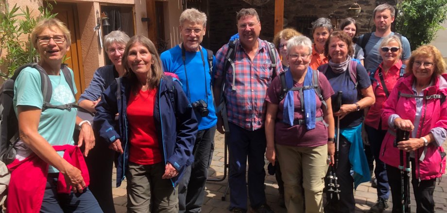 Die zahlreichen Teilnehmer des Bezirkswandertages vor der Matthiaskapelle oberhalb von Kobern-Gondorf. 
