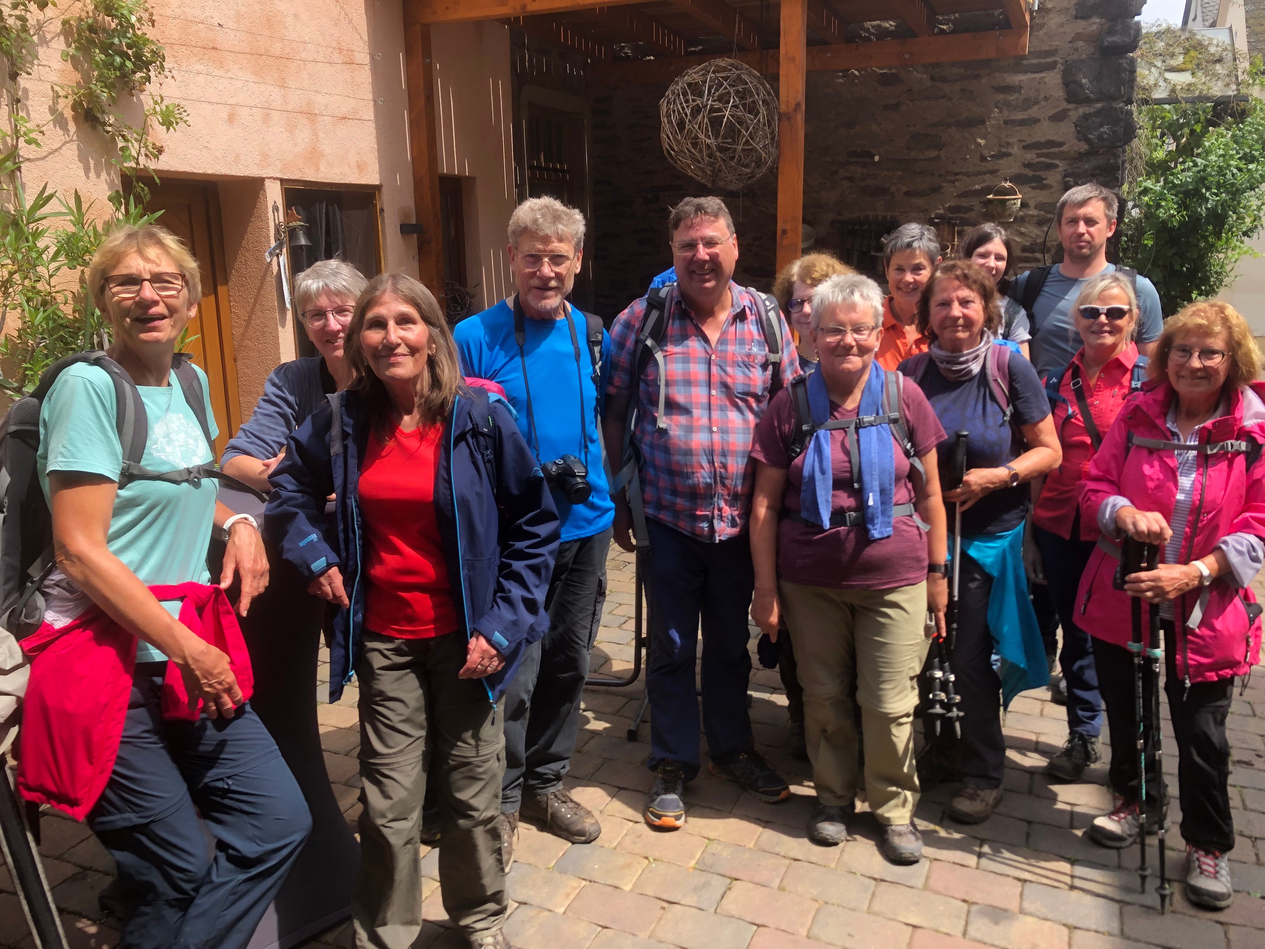 Die zahlreichen Teilnehmer des Bezirkswandertages vor der Matthiaskapelle oberhalb von Kobern-Gondorf. 