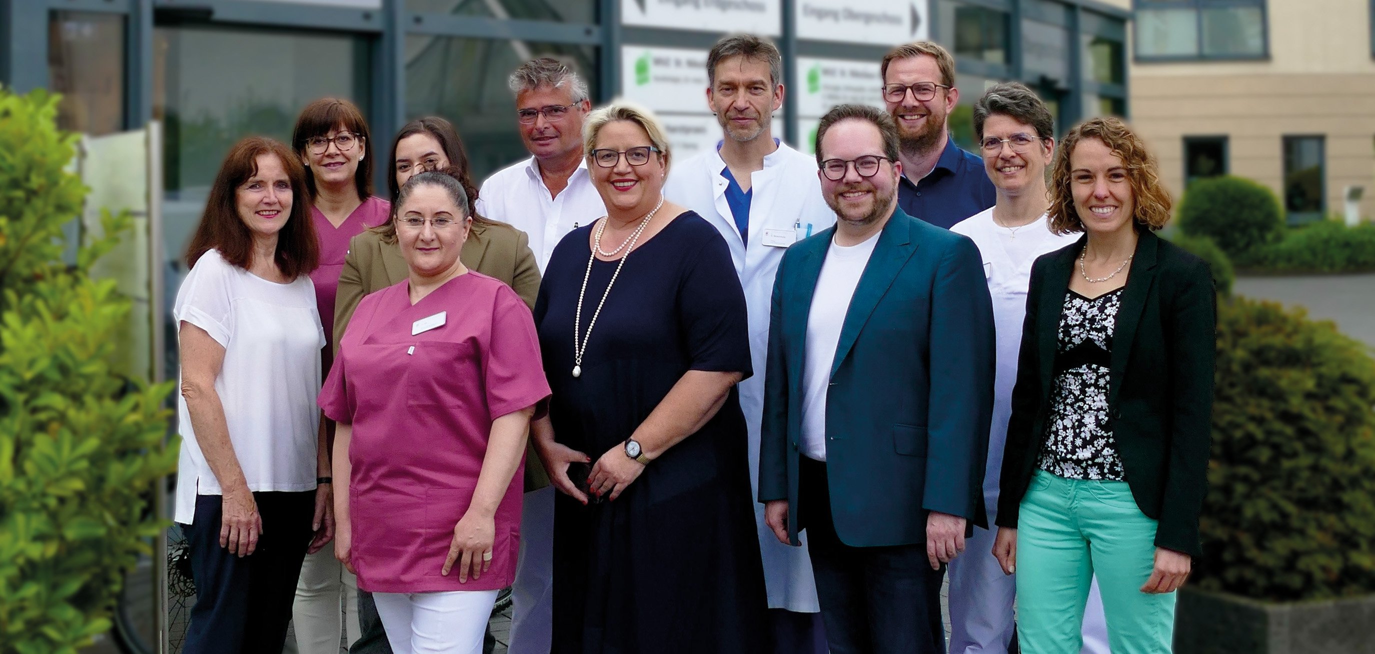 Die Kardiologen Dr. Christina Bim (2.v.r.) und Dr. Christoph Schittek (5.v.l.) sowie die Medizinischen Fachangestellten Abir Ali (4.v.l.) und Verena Einig (2.v.l.) betreuen Herzpatienten nun auch in Funktion eines Telemedizinischen Zentrums. 