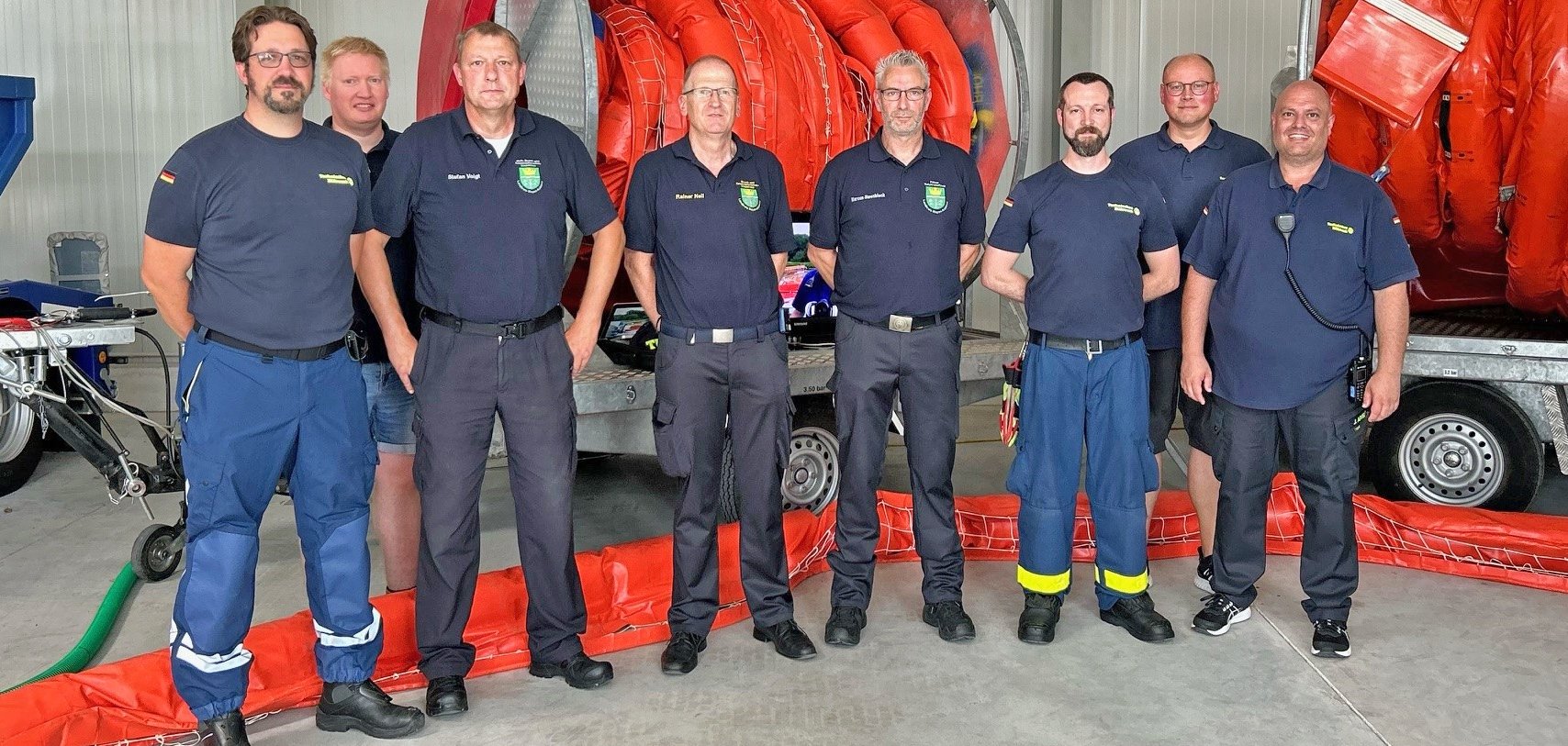 Vertreter des Katastrophenschutzes Mayen-Koblenz besuchten den Tag der offenen Tür des Koblenzer THW und dessen Mitglieder, wo einer der beiden kreiseigenen Ölsperren-Anhänger ab sofort stationiert ist.