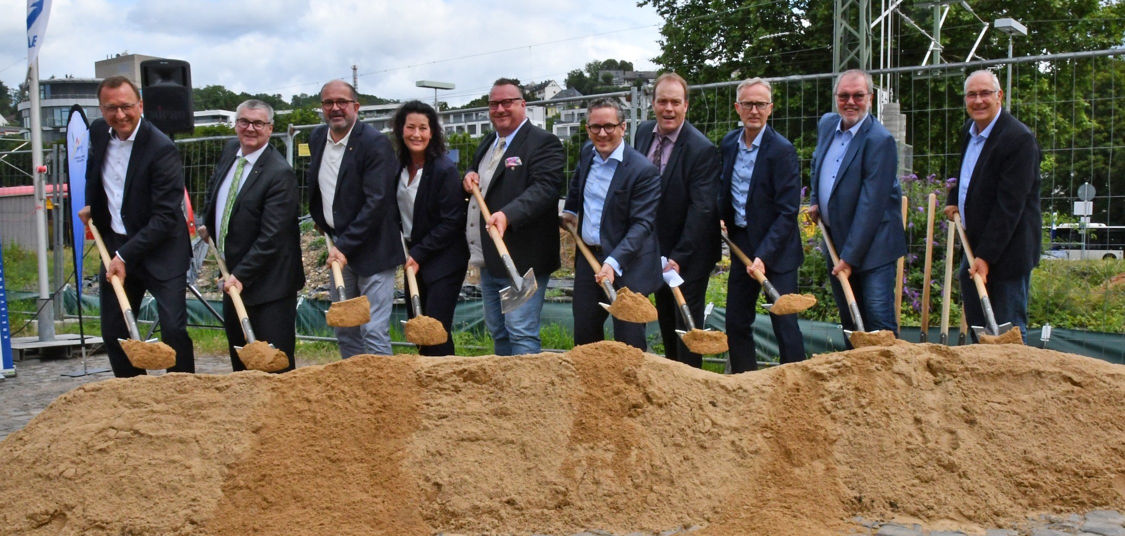 Landrat Dr. Alexander Saftig und Verkehrsstaatssekretär Andy Becht setzen Spatenstich für hochwasserfreie Anbindung der Insel Niederwerth.
