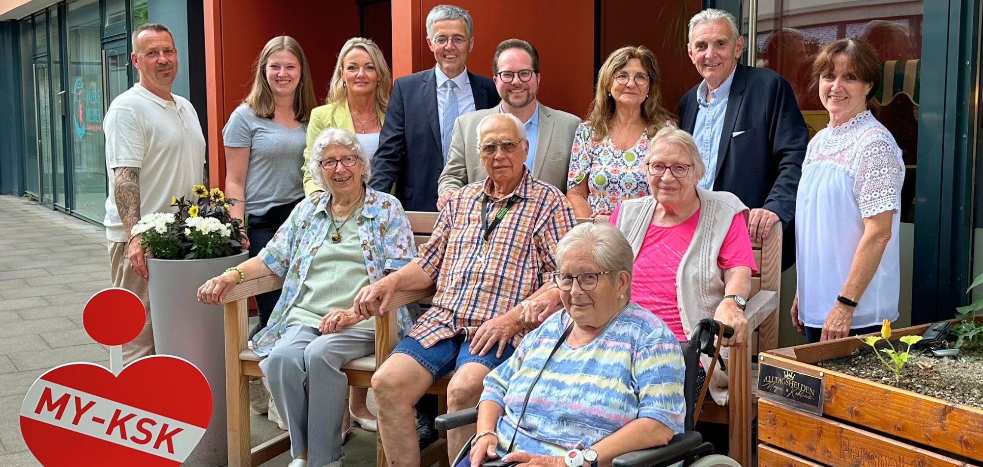 Der Erste Kreisbeigeordnete Pascal Badzi-ong (hinten, 4.v.r.), Projektleiterin „Bewegung in die Dörfer“ Lea Bales (hinten rechts) und der Vorstandsvorsitzende der Kreissparkasse Mayen, Karl-Josef Esch (hinten, 4.v.l.) haben jüngst die Seniorenbank an die Stadt Ander-nach übergeben.