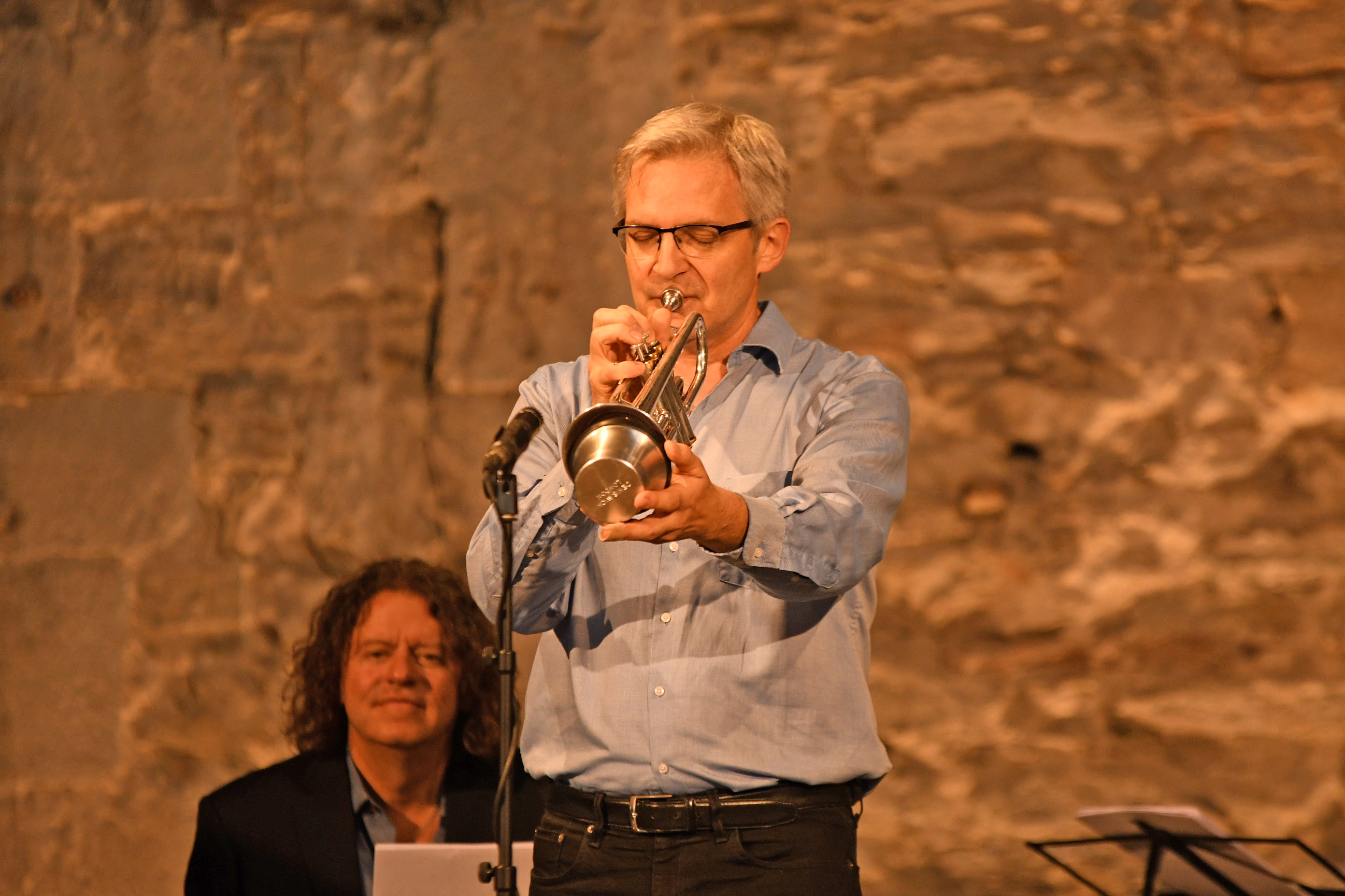 Sommerclassics: Frankfurt Jazz Trio begeistern gemeinsam mit Eva Mayerhofer und Ralf Hesse in Sayner Hütte 