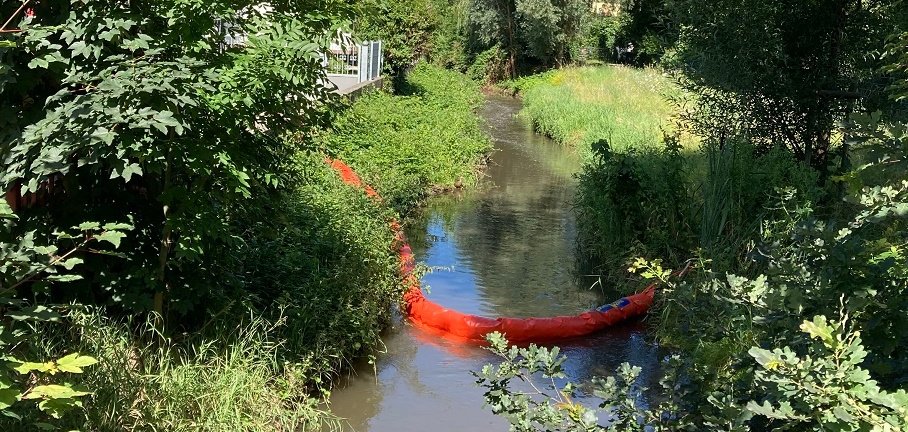 Ölsperre im Krufter Bach in der Nähe des Feuerwehrhauses in Plaidt. 