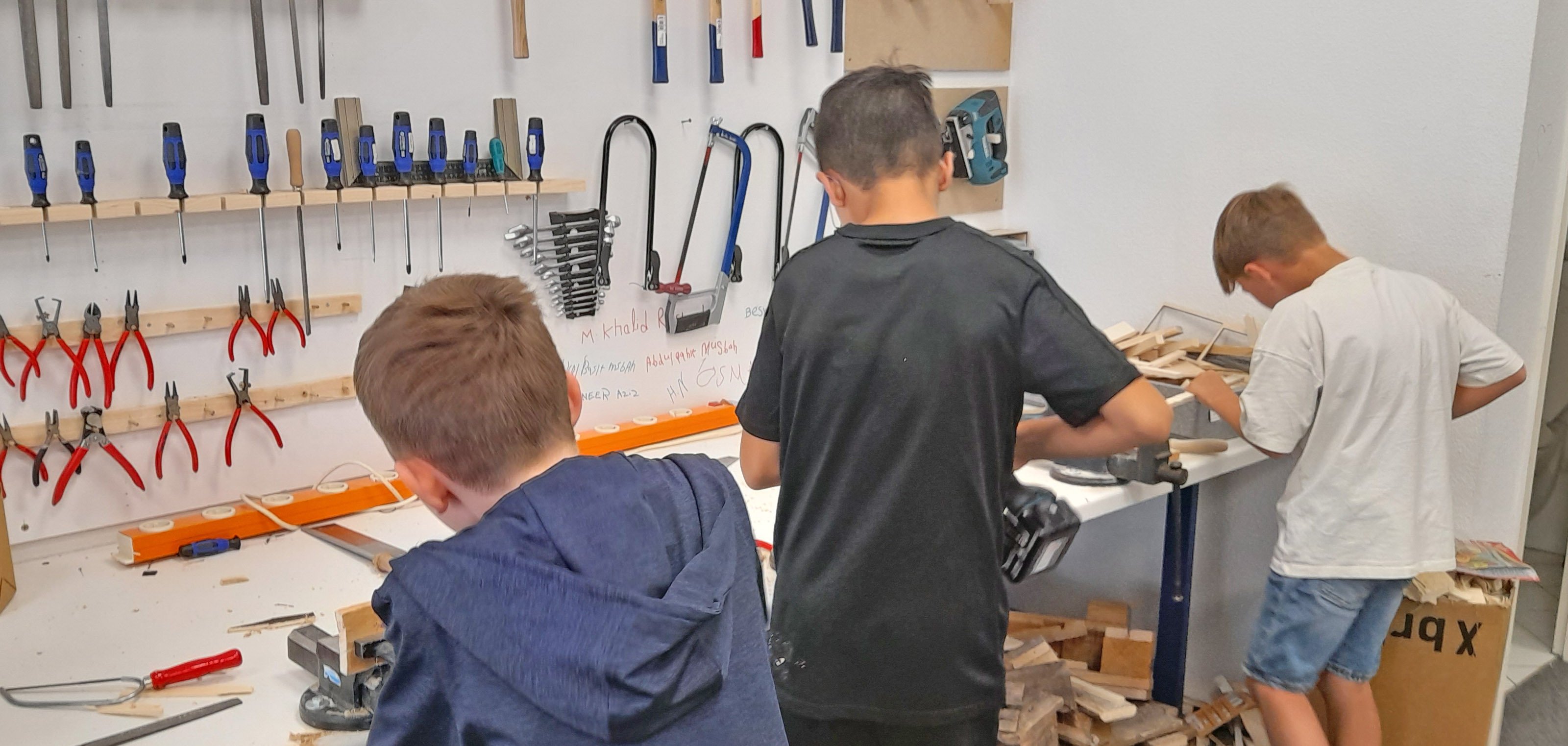 In einer kleinen Holzwerkstatt des MakerSpace MYK in Bendorf konnten die Kinder Holzstücke schnitzen, sägen und basteln. 