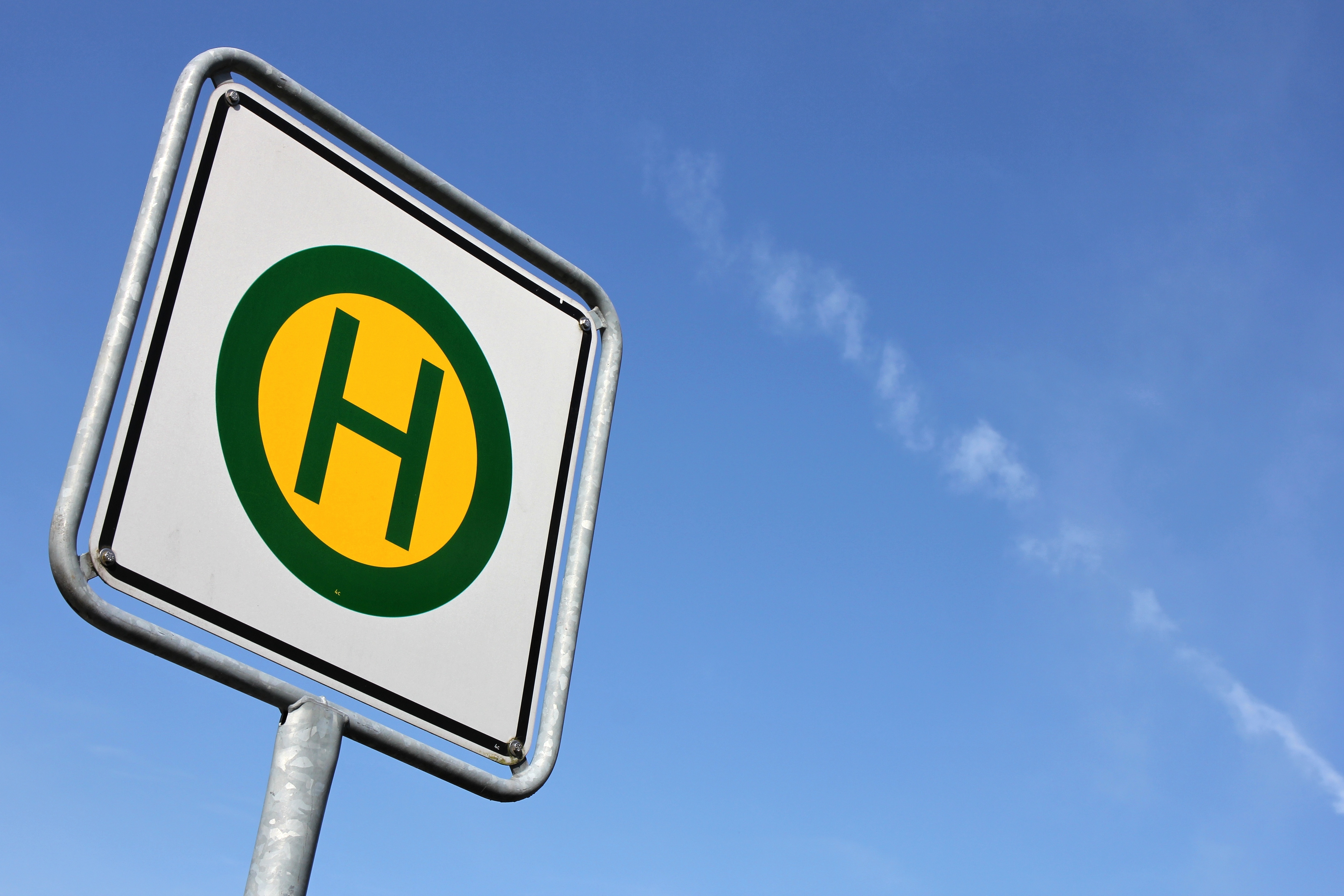 Deutsches Verkehrsschild: Haltestelle Schulbusse