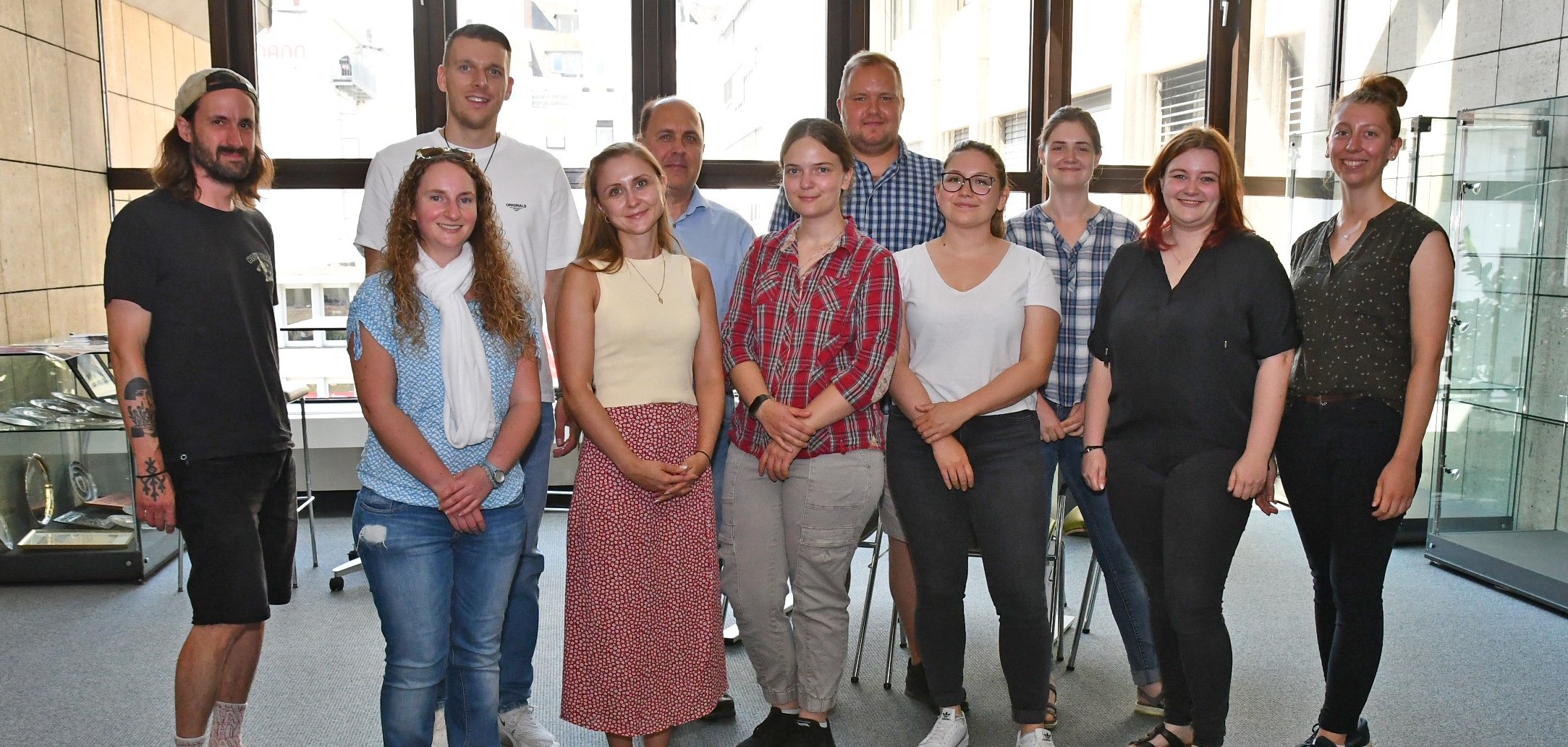 Die Klimaanpassungsmanager der Umgebung bei ihrem Treffen im Kreishaus (von links nach rechts): Daniel Ragonese (Stadt Neuwied), Lena Wagner (VG Altenkirchen), Thomas Günster (VG Asbach), Angelina Zahn (Kreis Neuwied), Georg Balderer (Stadt Bendorf), Melissa Karthe (VG Asbach), Ferdinand Koch (Stadt Bad Neuenahr-Ahrweiler), Emilie Hammer (Stadt Koblenz), Julia Simon (Kreis Mayen-Koblenz), Carina Nikolay (Kreis Mayen-Koblenz), Friederike Schumacher (Stadt Remagen).