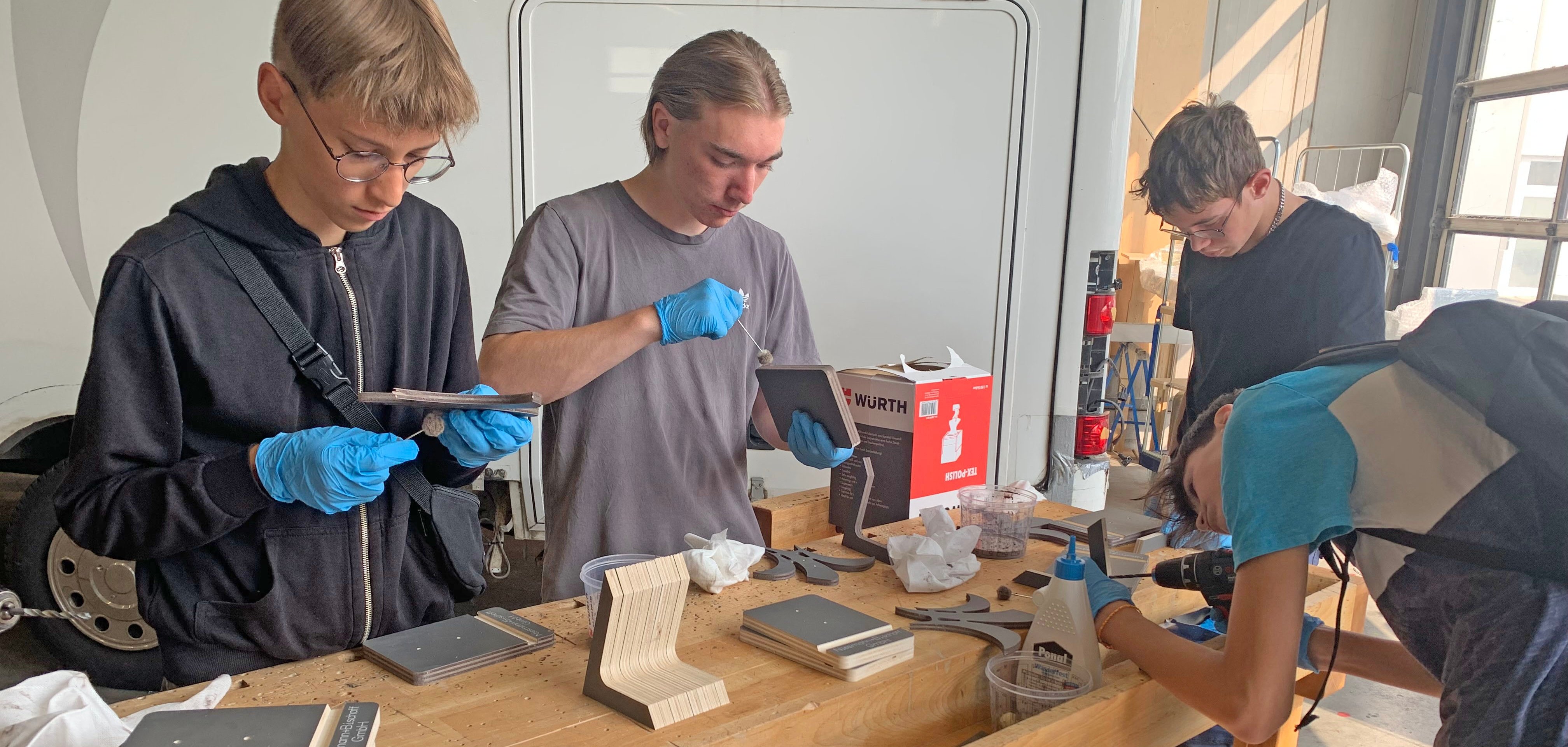 Sechs Wochen, 18 Unternehmen, unendliche Chancen: Die WFG-Aktion „Wissen was geht!“ verschafft Einblicke in die Berufswelt. Wie hier bei einem Besuch der Firma Niesmann + Bischoff GmbH. 