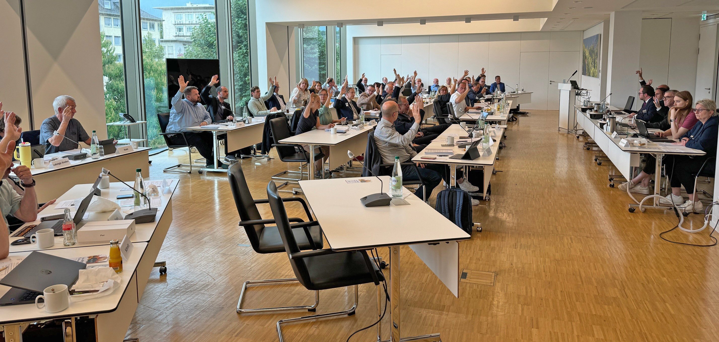 Kreistag verabschiedet mehrheitlich Resolution: Grundgesetz ist Garant für Freiheit und Demokratie 