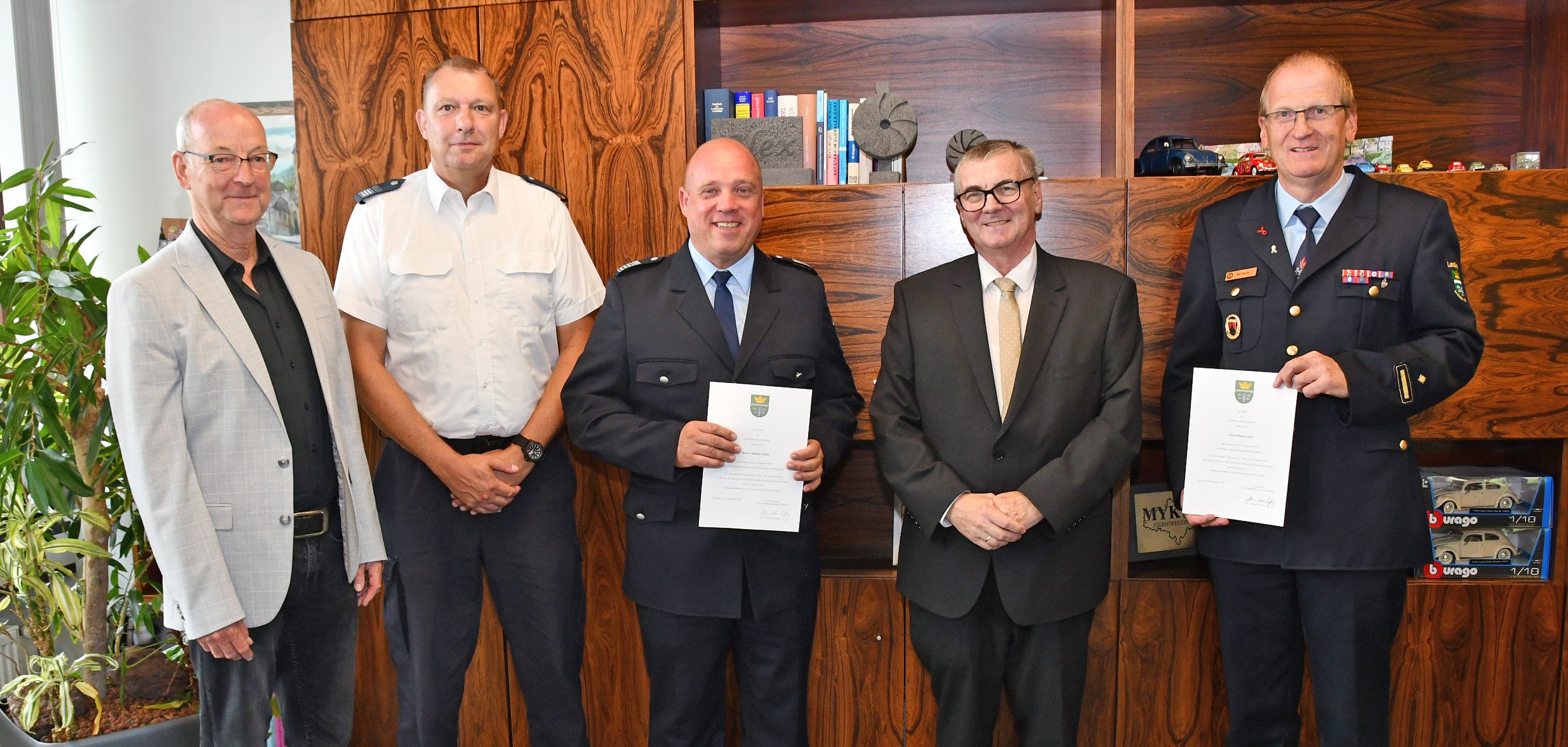 Landrat Dr. Alexander (2.v.r.) überreichte dem wiedergewählten Brand- und Katastrophenschutzinspekteur Rainer Nell (rechts) sowie dem wiedergewählten stellvertretenden BKI Andreas Faber (Mitte) im Beisein des Leitenden staatlichen Beamten Berthold Schmitz (links) sowie dem zweiten stellvertretenden BKI Stefan Voigt (2.v.l.) die Ernennungsurkunden. 