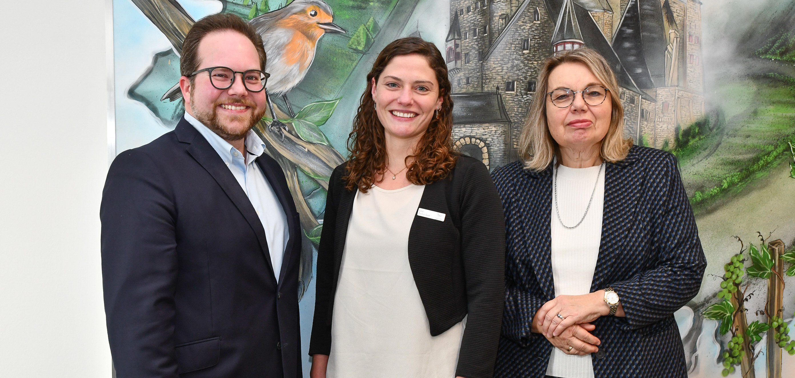 Der Erste Kreisbeigeordnete Pascal Badziong und Gesundheitsamtsleiterin Gabriele Vogt (rechts) begrüßten Lea Felbecker Anfang Oktober in ihrer neuen Tätigkeit als Gesundheitsmanagerin für Mayen-Koblenz im Kreishaus.