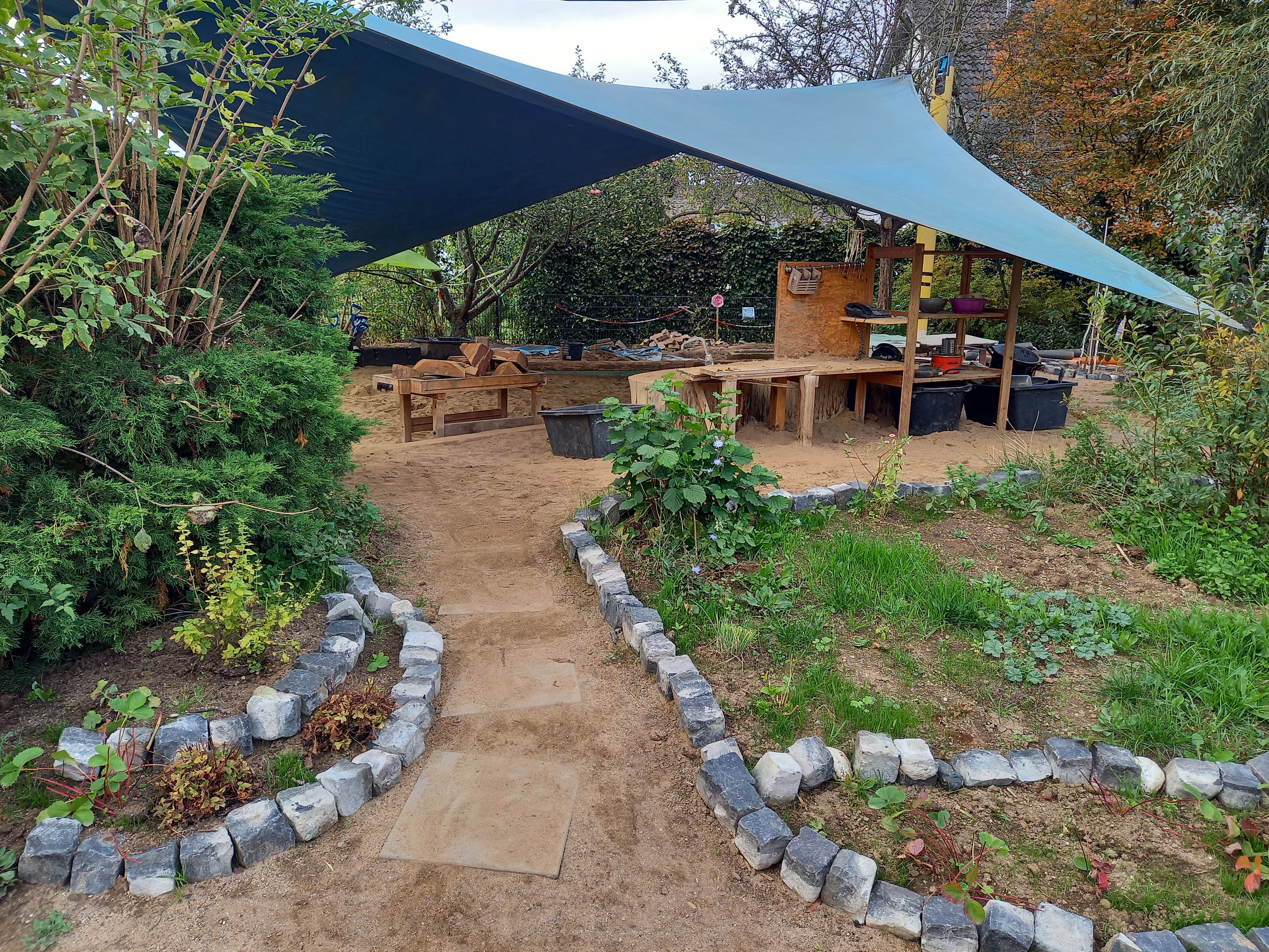 Aufnahme des Außengeländes der Kita St. Theresia Rhens. 