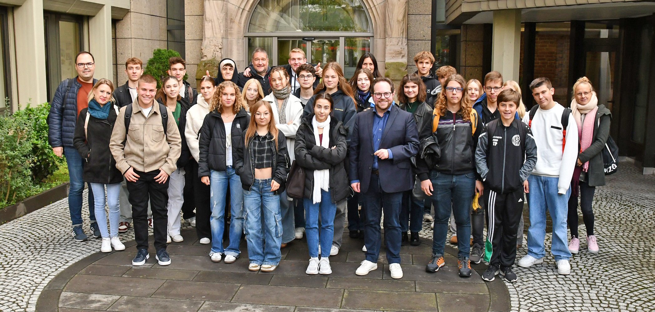 Der Erste Kreisbeigeordnete Pascal Badziong freute sich gemeinsam mit den ungarischen und deutschen Schülerinnen und Schülern sowie deren Lehrkräfte über den gelungenen Austausch.