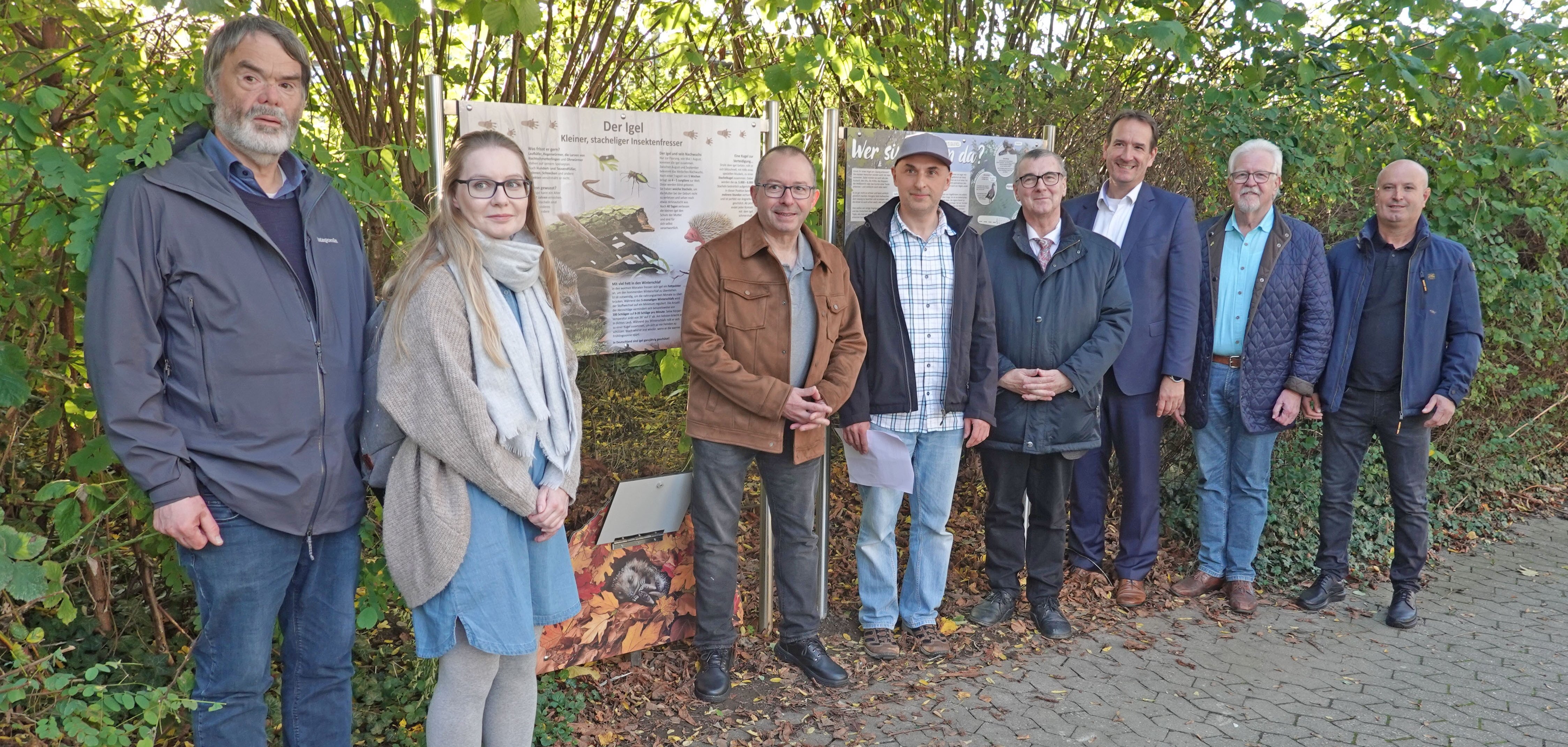 Landrat Dr. Alexander Saftig, Bürgermeister der VG Weißenthurm Thomas Przybylla und Ideengeber Muaz Özyurt freuen sich gemeinsam mit den weiteren Projektbeteiligten der Stadt Weißenthurm, der Integrierten Umweltberatung bei der Kreisverwaltung MYK sowie der Schlosserei Osman Atlen über die Fertigstellung der interaktiven Lerntafel.