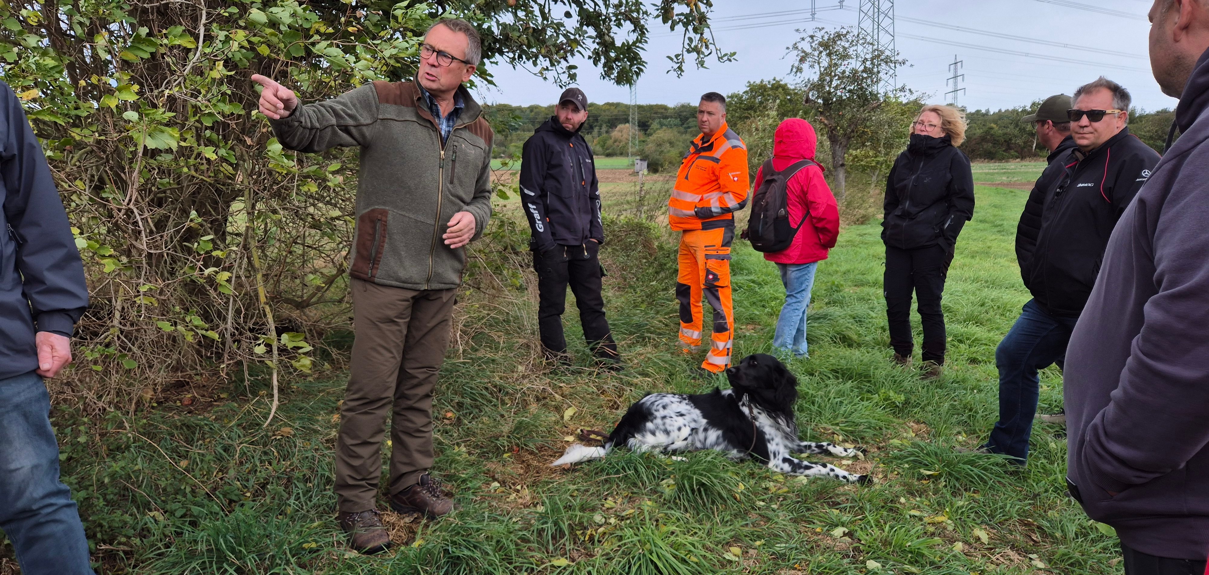 Die Mitglieder der Arbeitsgruppe Grünflächenmanagement bei ihrem Besuch des Baumpflanzungsprojektes in Winningen.