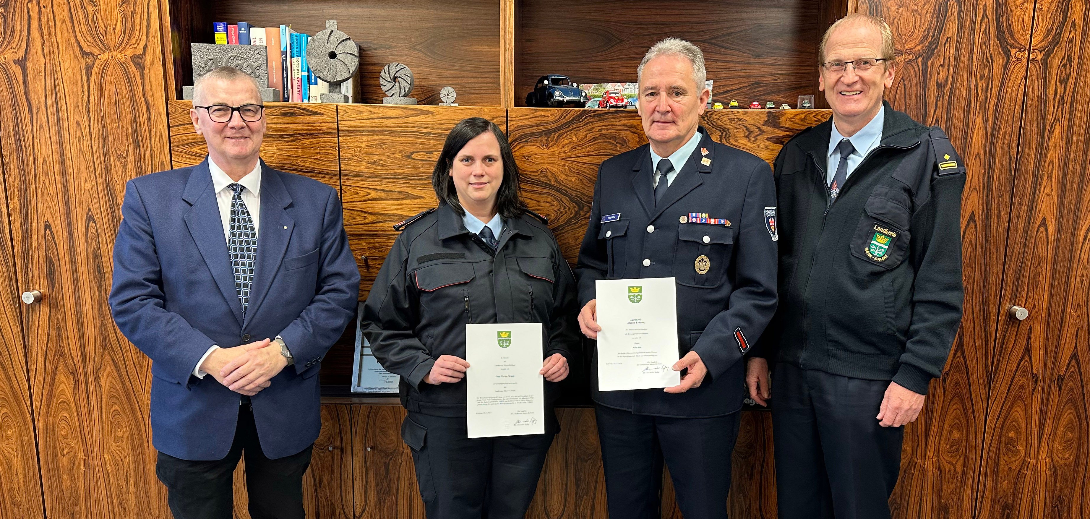 Landrat Dr. Alexander Saftig (links) verabschiedete Horst Klee (2.v.r.) im Beisein von Brand- und Katastrophenschutzinspekteur des Landkreises Mayen-Kobelnz Rainer Nell (rechts). Gleichzeitig begrüßte er Carina Straub als künftige Kreisjugendfeuerwehrwartin. (v.l.n.r.).