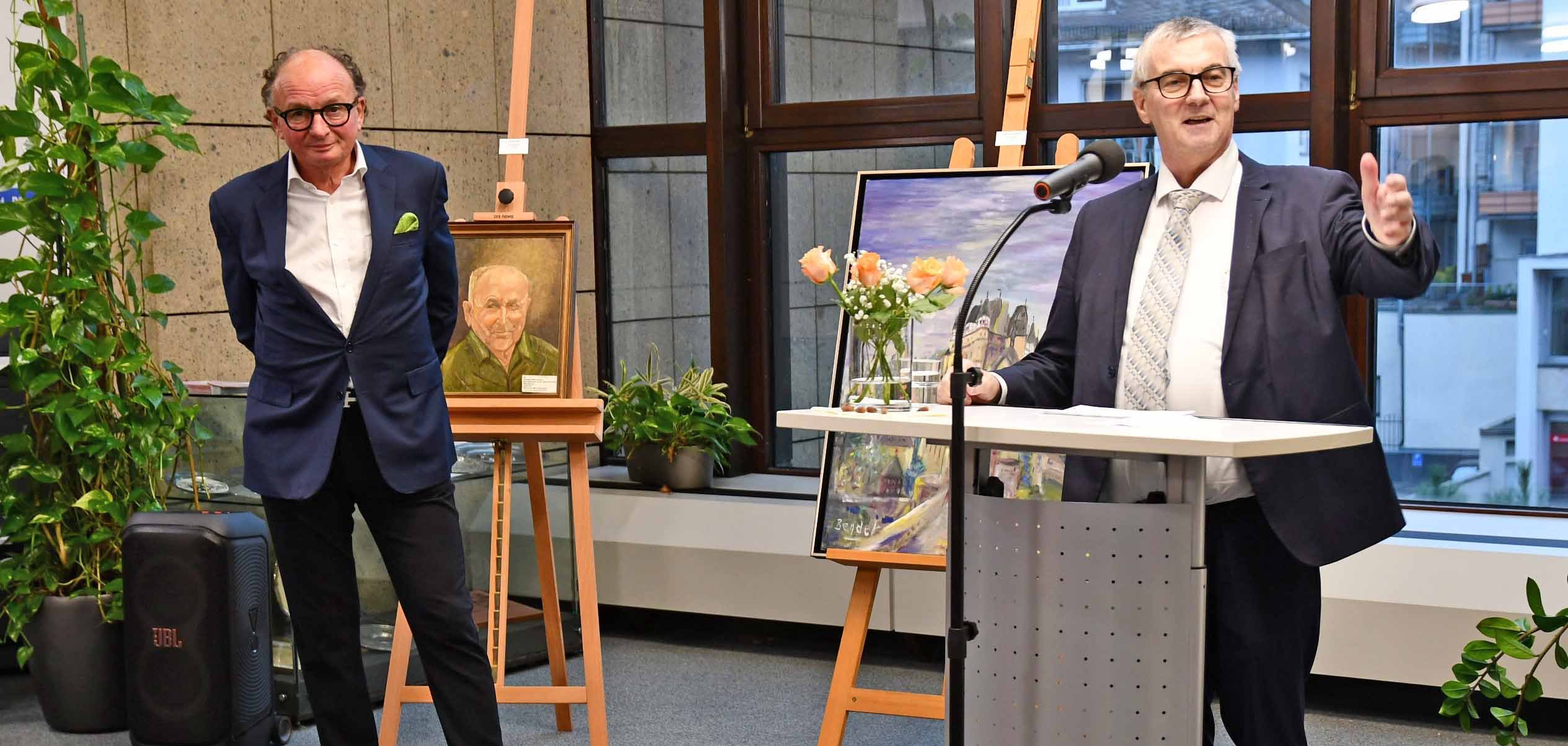 Landrat Dr. Alexander Saftig (rechts) eröffnete die Ausstellung „Wie schön du doch bist – Hommage an den Landkreis Mayen-Koblenz“ gemeinsam mit dem Kreisbeigeordneten Achim Hütten. 