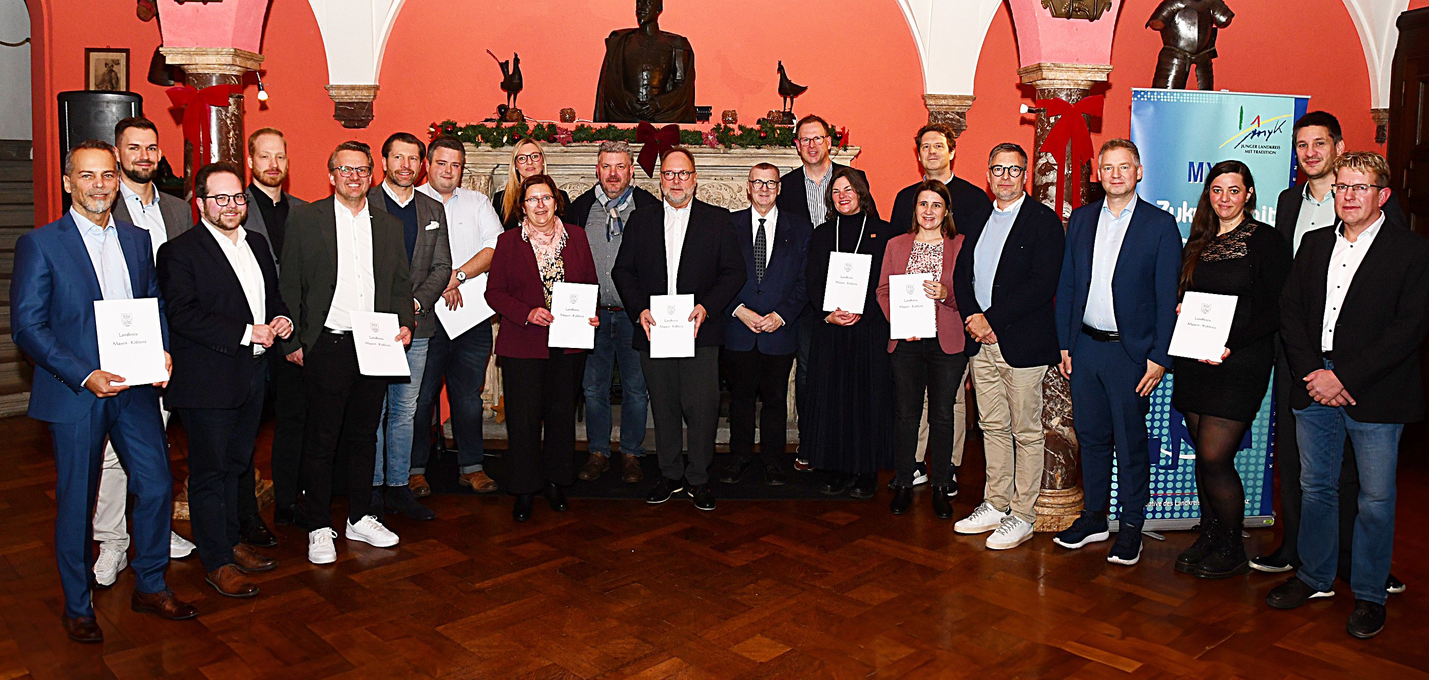 Landrat Dr. Alexander Saftig und der Erste Kreisbeigeordnete Pascal Badziong gemein-sam mit den Preisträgern des Wettbewerbs „MYK Zukunft mit Familie – Familienfreundli-ches Unternehmen“.