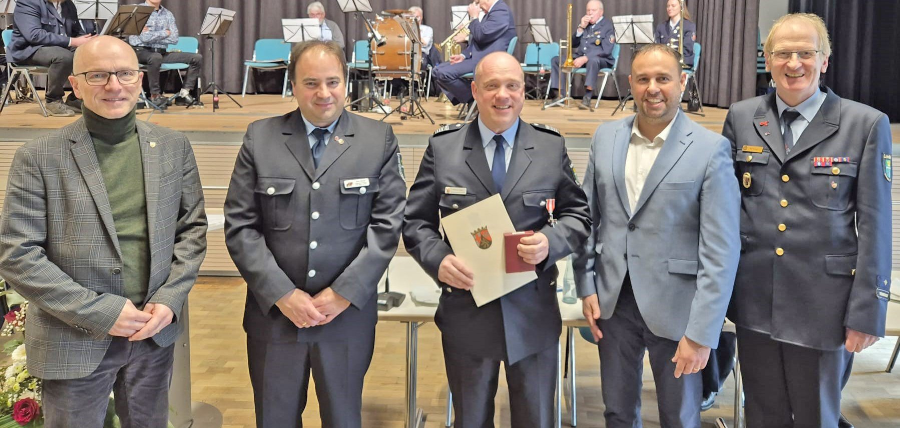 Bei der Verleihung des silbernen Feuerwehr-Ehrenzeichens am Bande in Polch (von links): Oberbürgermeister Dirk Meid, Vorsitzender Kreisfeuerwehrverband Jens Nikolai, Stellver-tretender Brand- und Katastrophenschutzin-spekteur Andreas Faber, Kreisbeigeordneter MYK Jens Firmenichs sowie Brand- und Ka-tastrophenschutzinspekteur Rainer Nell.
