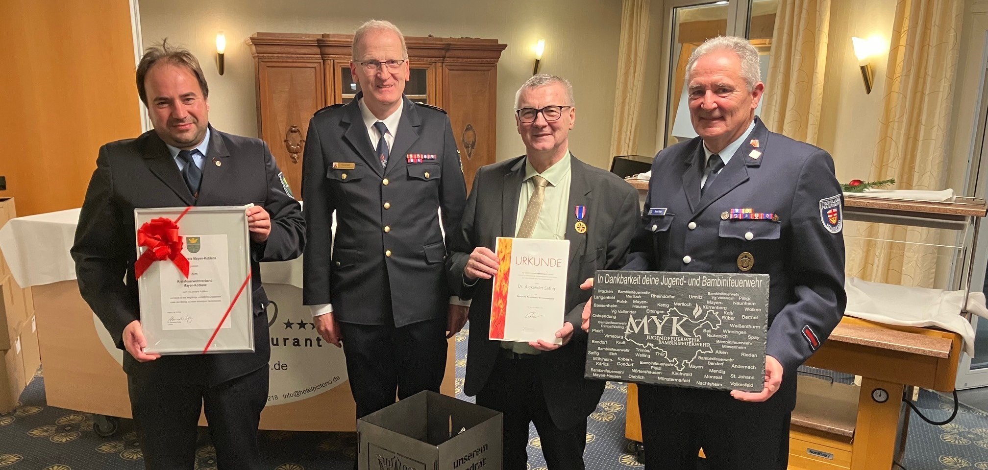 Der Brand- und Katastrophenschutzinspekteuer des Landkreises Mayen-Koblenz Rainer Nell (2.v.l.) dankte Landrat Dr. Alexander Saftig (2.v.r.) gemeinsam mit dem Vorsitzenden des Kreisfeuerwehrverbands Jens Nikolai (links) und Kreisjugendfeuerwehrwart Horst Klee (rechts) für seinen herausragenden Einsatz im Bereich Feuerwehr und Katastrophenschutz des Landkreises.