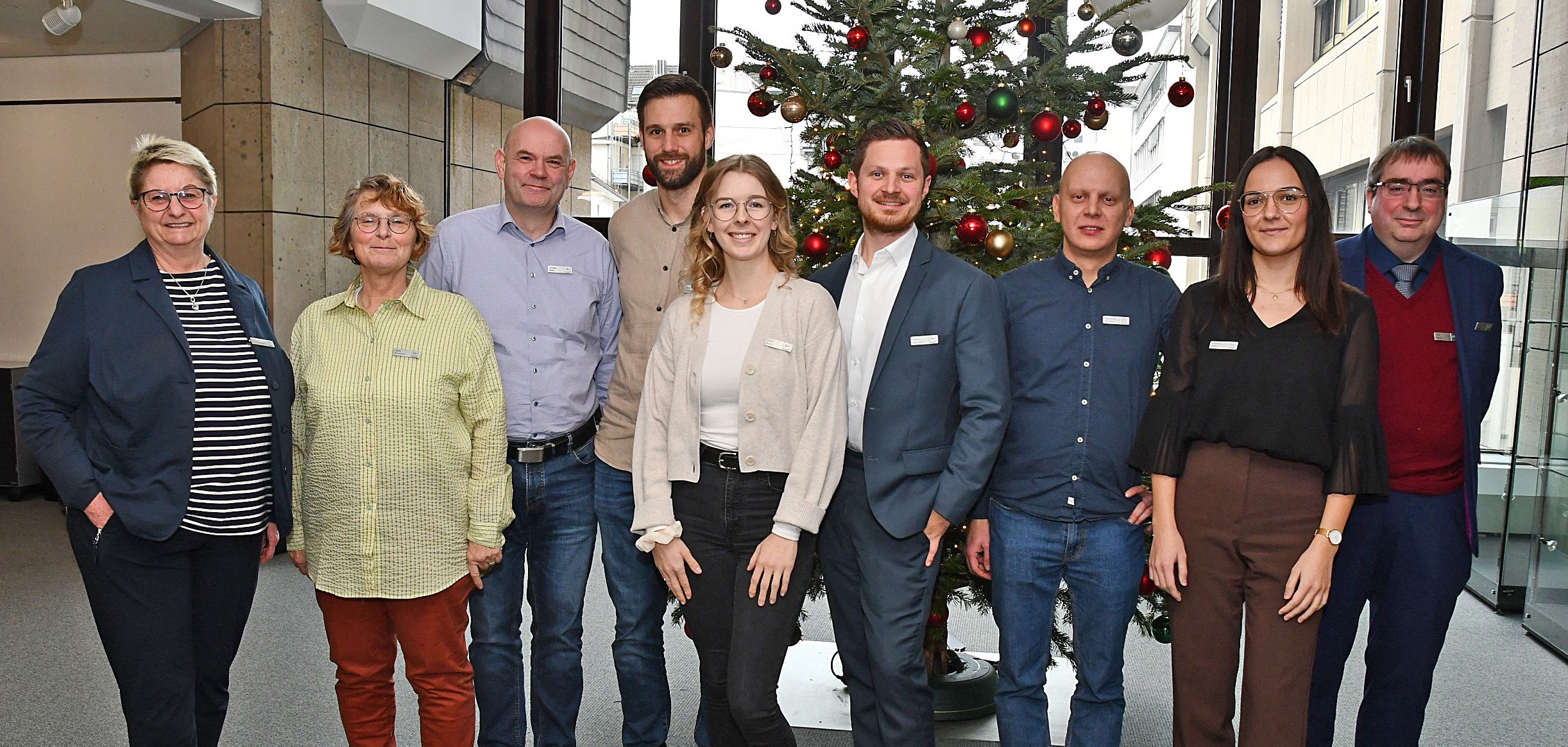 Das Team der Koordinierungsstelle Digitalisierung gemeinsam mit Büroleiterin Petra Kretzschmann (von links) und der Personalratsvorsitzenden Heike Breitbach sowie weitere Kollegen aus dem Referat Organisation.