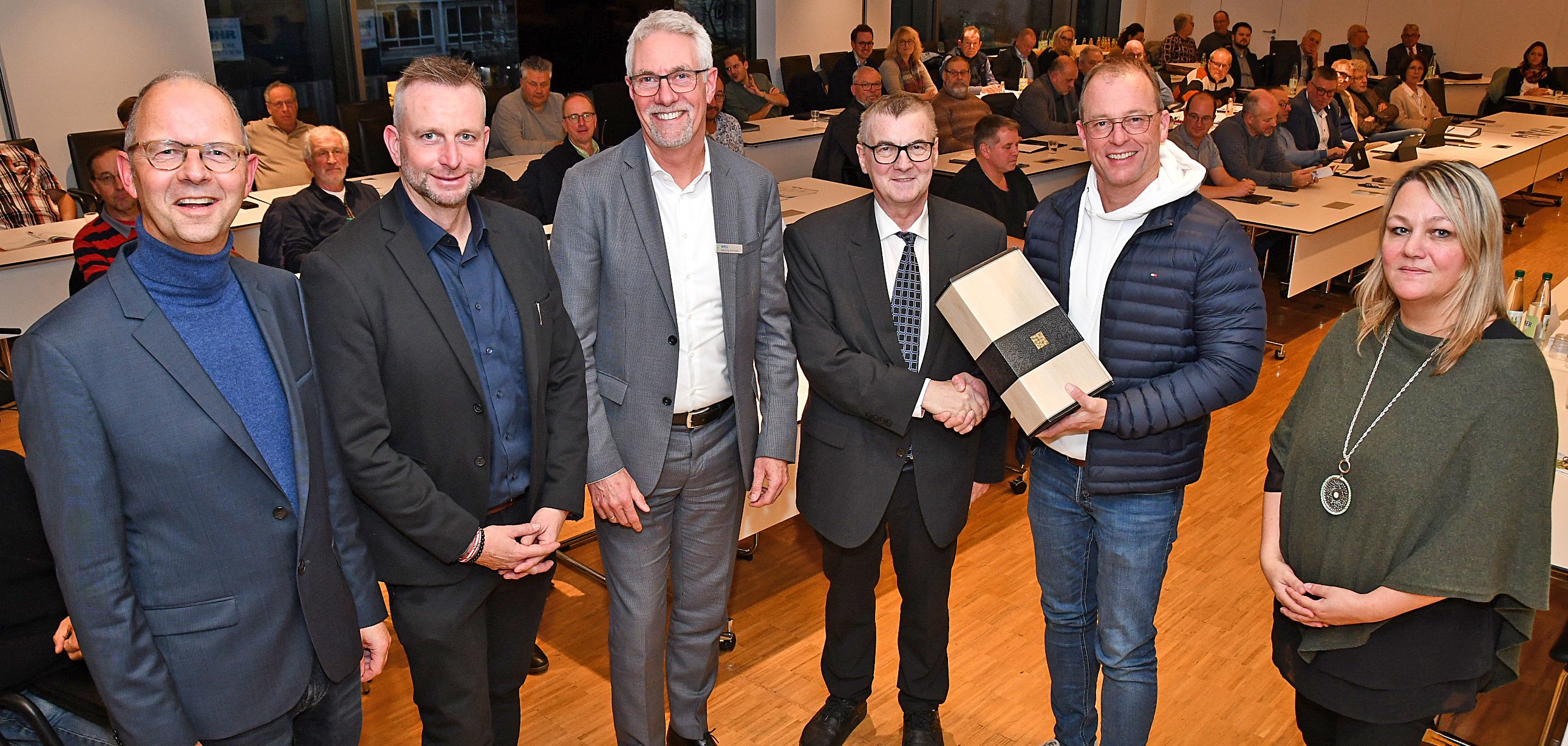 Der alte und neugewählte REMET-Verbandsvorstand, Landrat Dr. Alexander Saftig (3.v.r.), Marko Boos (2.v.l.) und Jörg Lempertz (2.v.r.) gemeinsam mit der REMET-Geschäftsführung Henning Schröder (3.v.l.) und Michael Schwippert sowie Nicole Pfeifer vom REMET-Projektbüro Traumpfade.