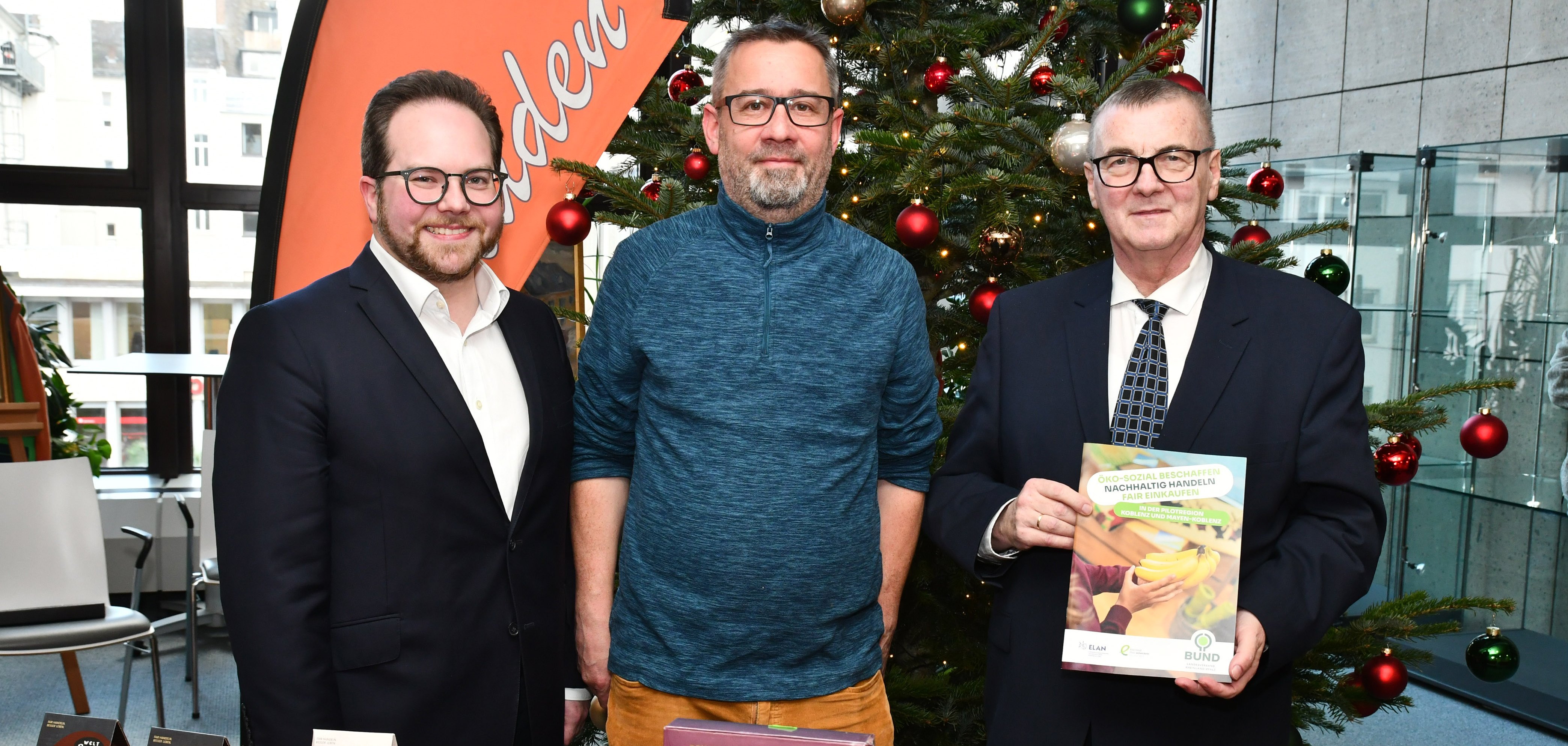 Achim Trautmann (Mitte), regionaler Fachpromotor für öko-soziale Beschaffung beim BUND Regionalbüro Koblenz, überreichte das erste Druckexemplar an Landrat Dr. Alexander Saftig (rechts) sowie den Ersten Kreisbeigeordneten Pascal Badziong.